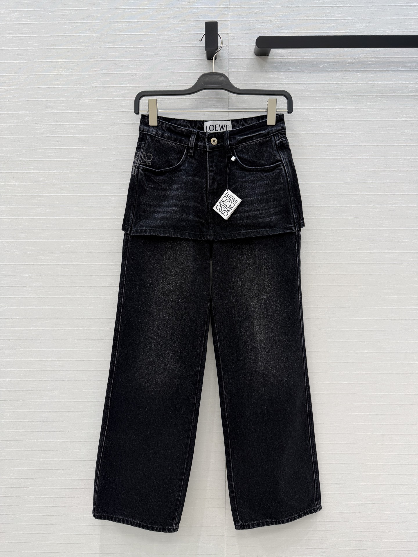 爆单推荐♥️Lw新品时髦精穿搭！徽章印花假两件牛仔长裤。半裙拼接直筒裤设计修饰臀线，版型百搭实穿又有设计