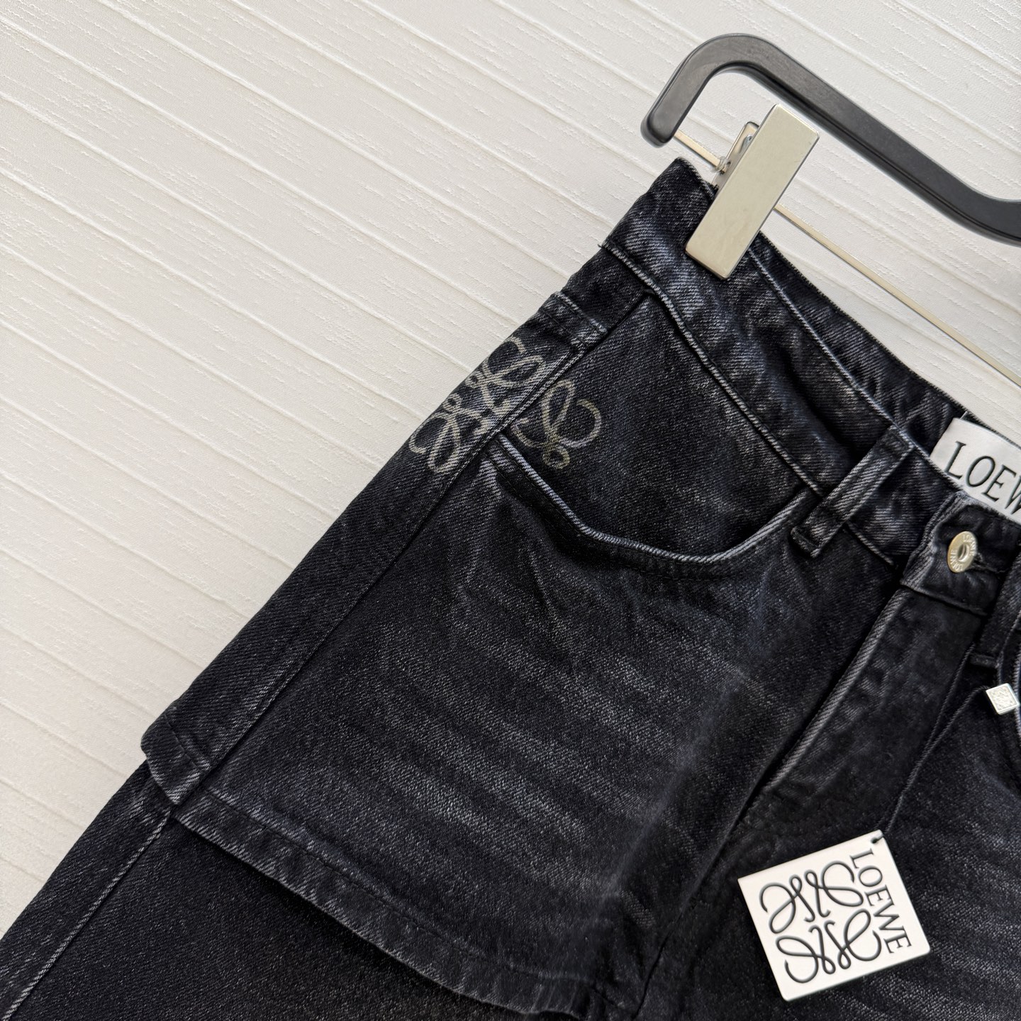 爆单推荐♥️Lw新品时髦精穿搭！徽章印花假两件牛仔长裤。半裙拼接直筒裤设计修饰臀线，版型百搭实穿又有设计