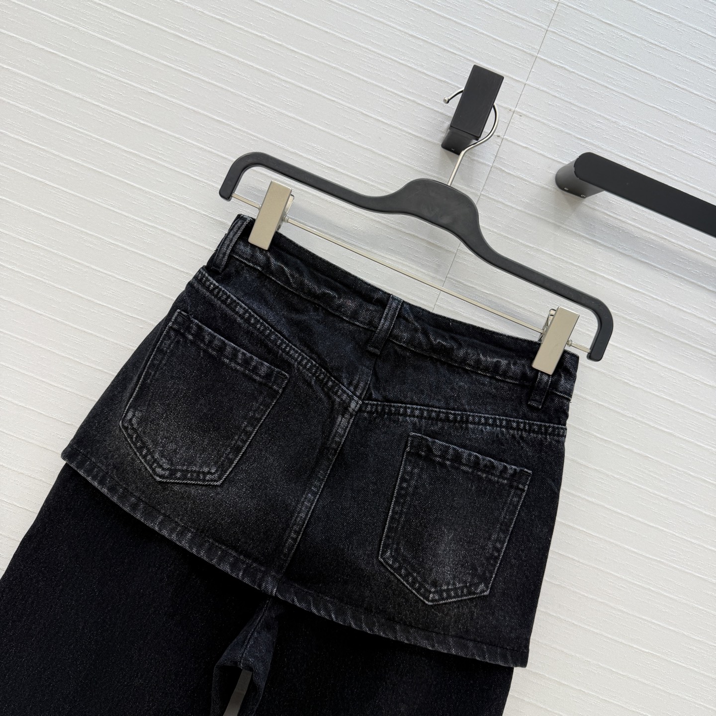 爆单推荐♥️Lw新品时髦精穿搭！徽章印花假两件牛仔长裤。半裙拼接直筒裤设计修饰臀线，版型百搭实穿又有设计