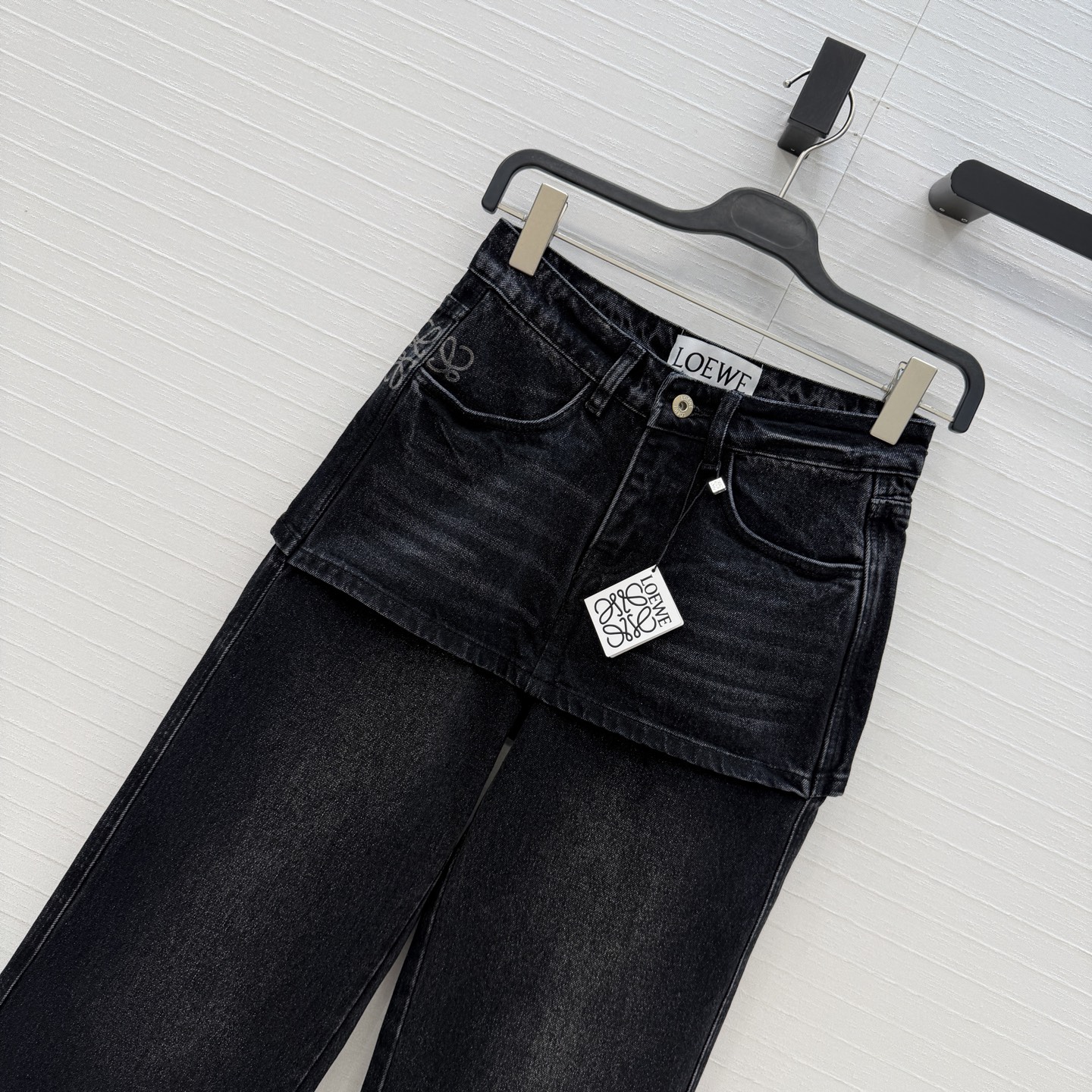 爆单推荐♥️Lw新品时髦精穿搭！徽章印花假两件牛仔长裤。半裙拼接直筒裤设计修饰臀线，版型百搭实穿又有设计