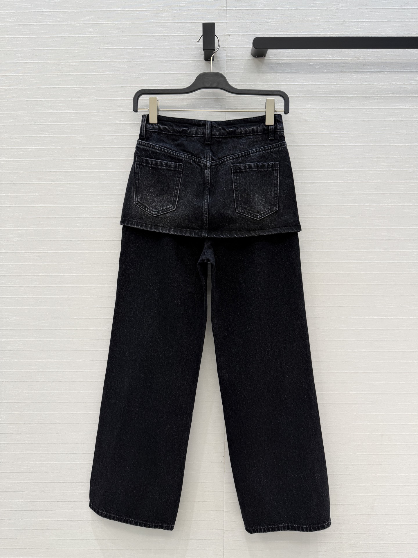 爆单推荐♥️Lw新品时髦精穿搭！徽章印花假两件牛仔长裤。半裙拼接直筒裤设计修饰臀线，版型百搭实穿又有设计