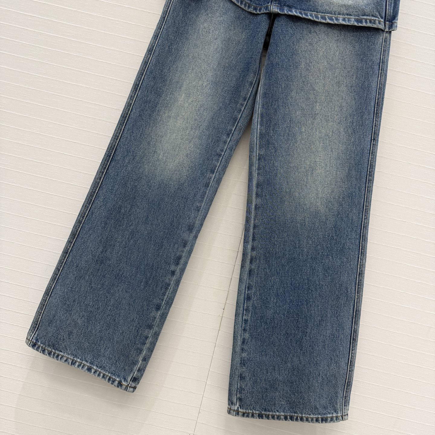 爆单推荐♥️Lw新品时髦精穿搭！徽章印花假两件牛仔长裤。半裙拼接直筒裤设计修饰臀线，版型百搭实穿又有设计