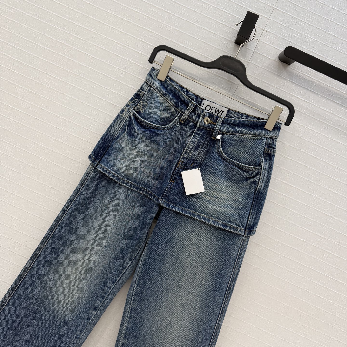 爆单推荐♥️Lw新品时髦精穿搭！徽章印花假两件牛仔长裤。半裙拼接直筒裤设计修饰臀线，版型百搭实穿又有设计