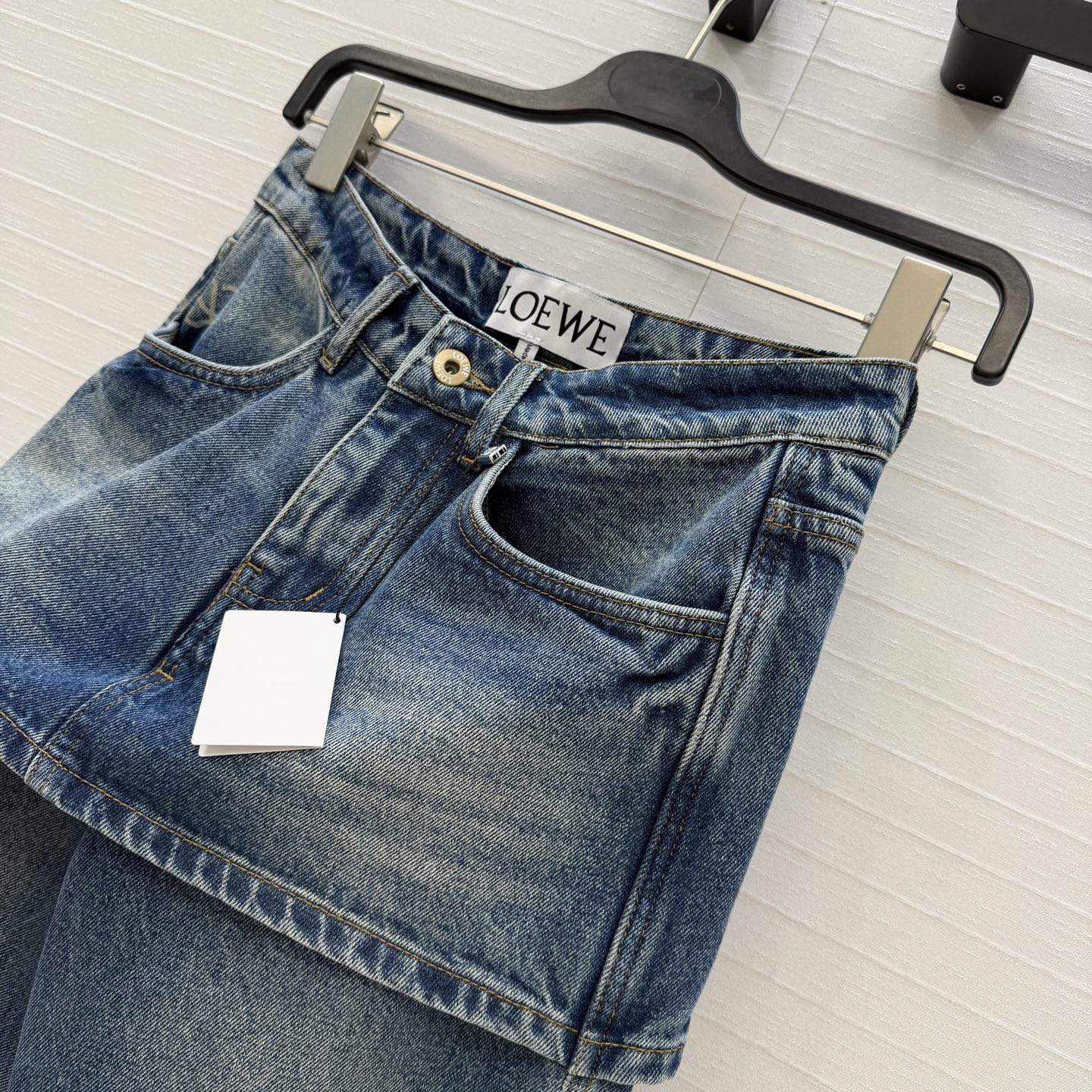 爆单推荐♥️Lw新品时髦精穿搭！徽章印花假两件牛仔长裤。半裙拼接直筒裤设计修饰臀线，版型百搭实穿又有设计