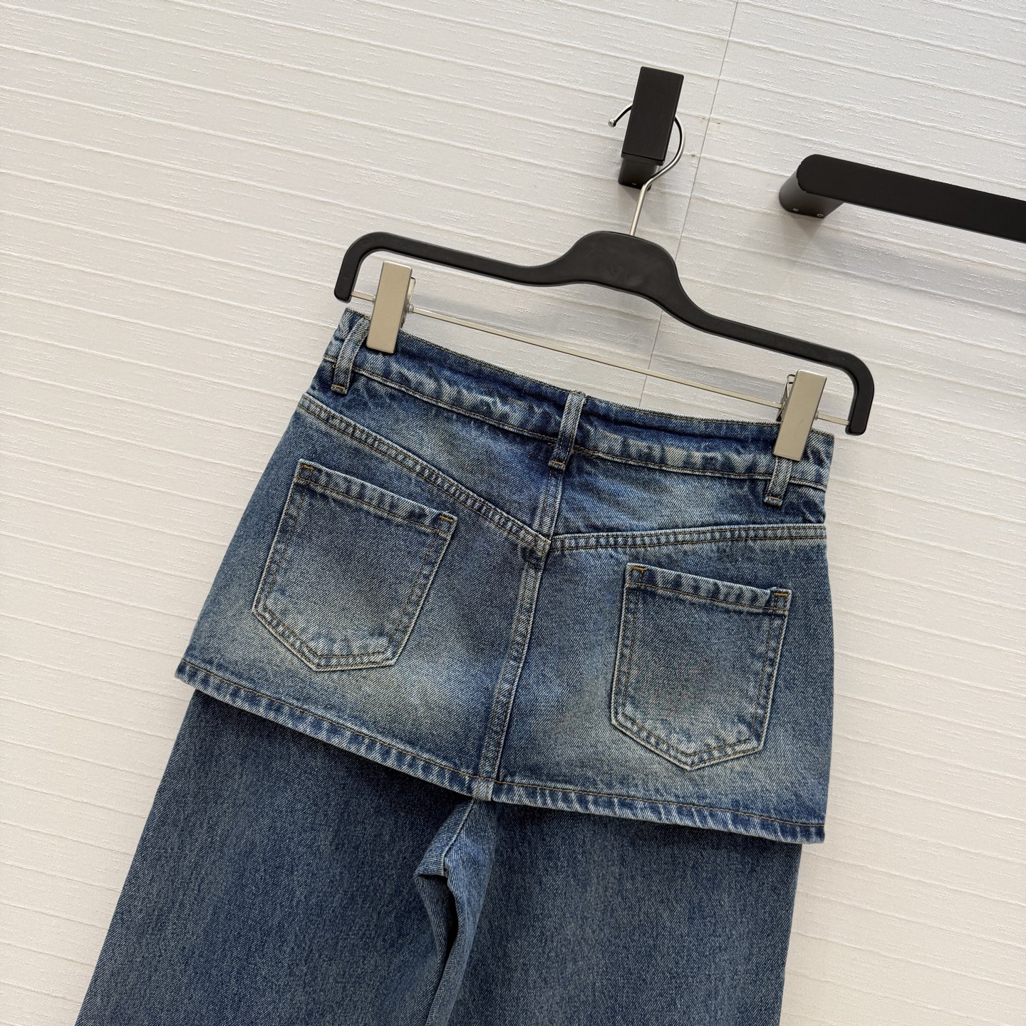 爆单推荐♥️Lw新品时髦精穿搭！徽章印花假两件牛仔长裤。半裙拼接直筒裤设计修饰臀线，版型百搭实穿又有设计