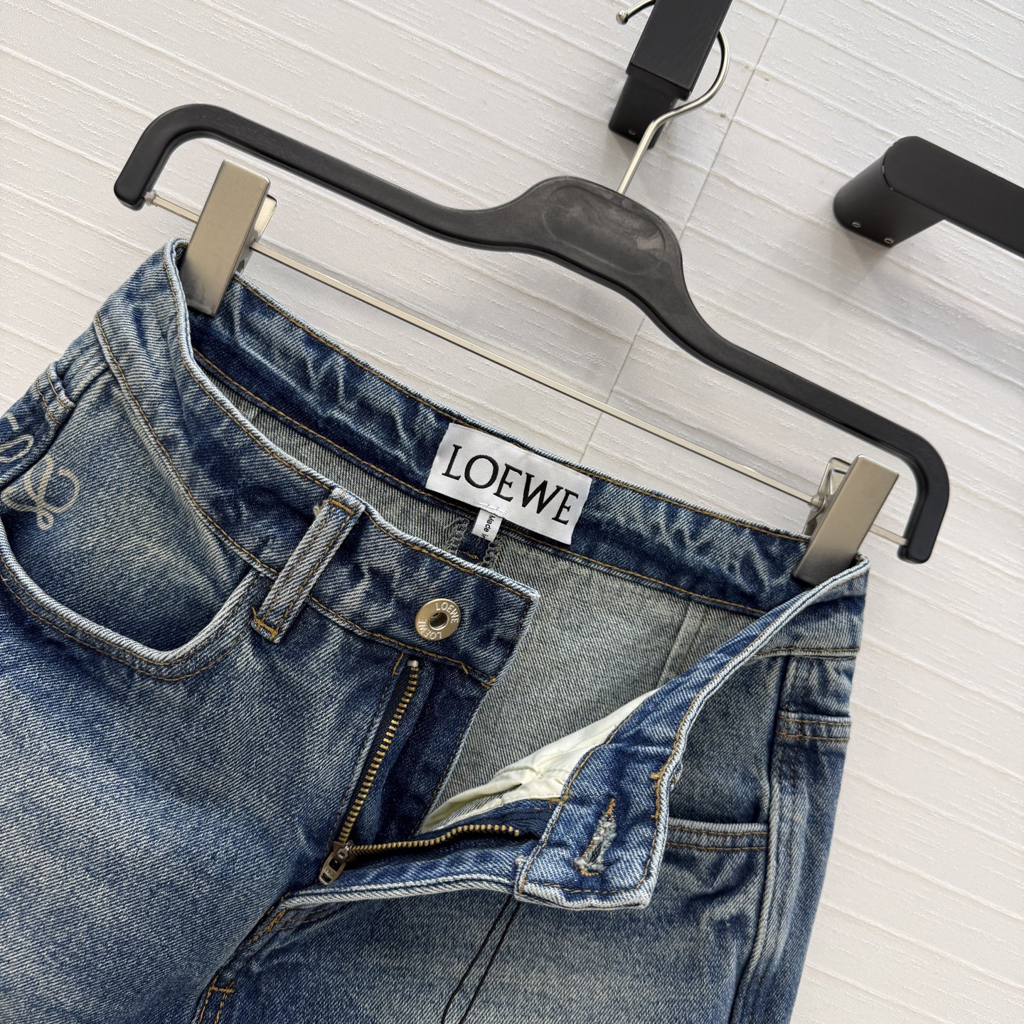 爆单推荐♥️Lw新品时髦精穿搭！徽章印花假两件牛仔长裤。半裙拼接直筒裤设计修饰臀线，版型百搭实穿又有设计