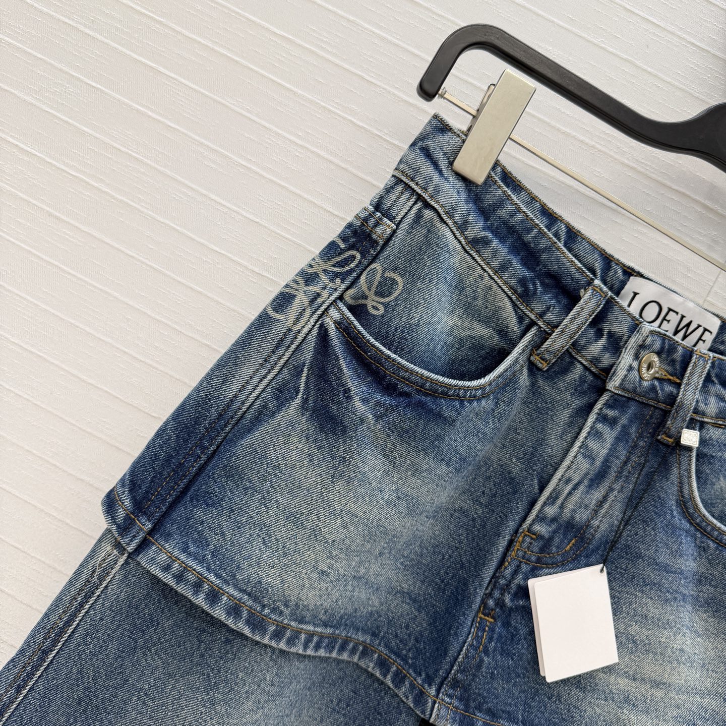 爆单推荐♥️Lw新品时髦精穿搭！徽章印花假两件牛仔长裤。半裙拼接直筒裤设计修饰臀线，版型百搭实穿又有设计