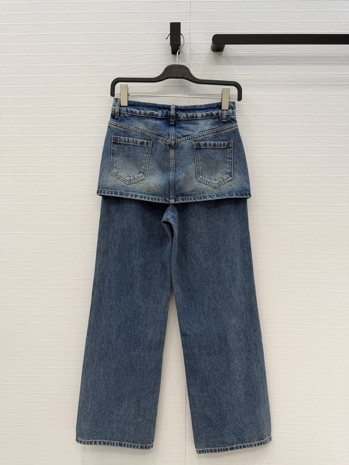 爆单推荐♥️Lw新品时髦精穿搭！徽章印花假两件牛仔长裤。半裙拼接直筒裤设计修饰臀线，版型百搭实穿又有设计