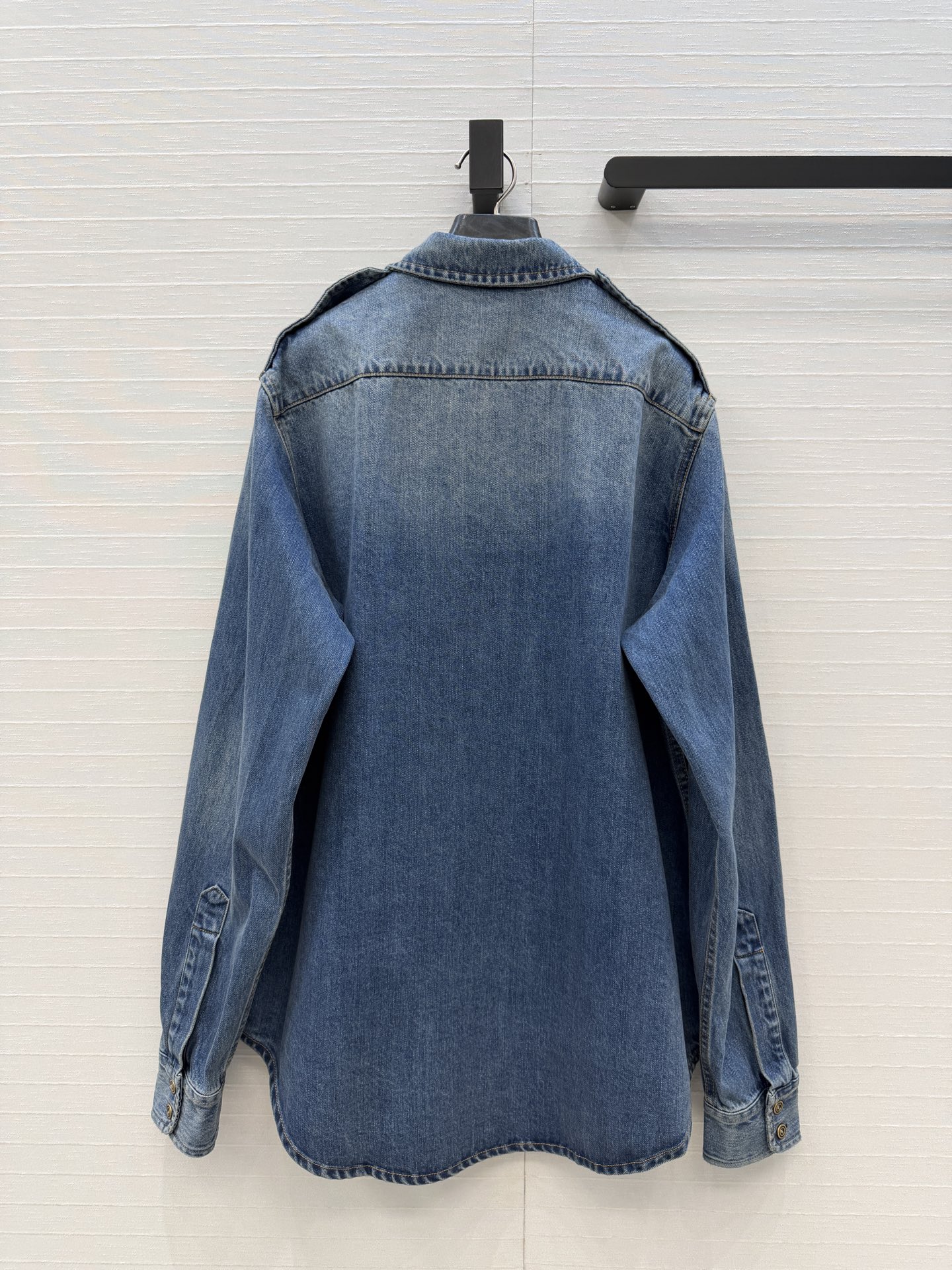 强烈推荐❤️Maison Marg*新品 拼接式牛仔衬衫外套，复古水洗蓝色牛仔面料拼接设计超有层次感，解