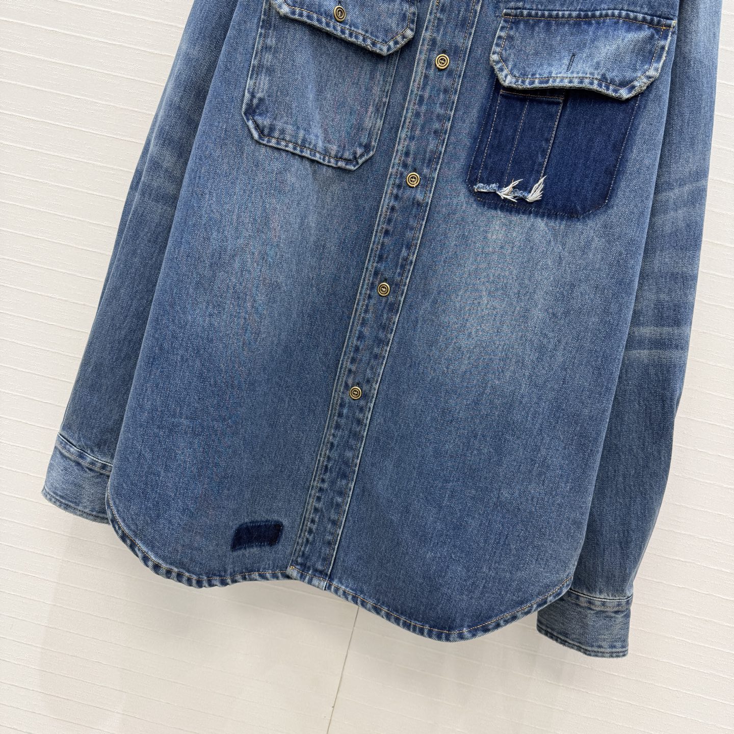 强烈推荐❤️Maison Marg*新品 拼接式牛仔衬衫外套，复古水洗蓝色牛仔面料拼接设计超有层次感，解