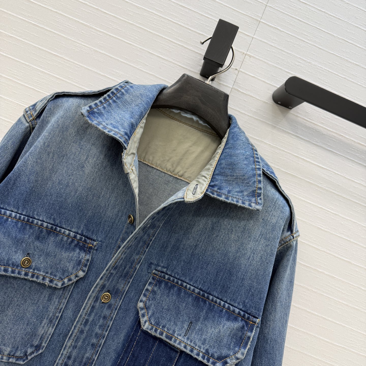 强烈推荐❤️Maison Marg*新品 拼接式牛仔衬衫外套，复古水洗蓝色牛仔面料拼接设计超有层次感，解
