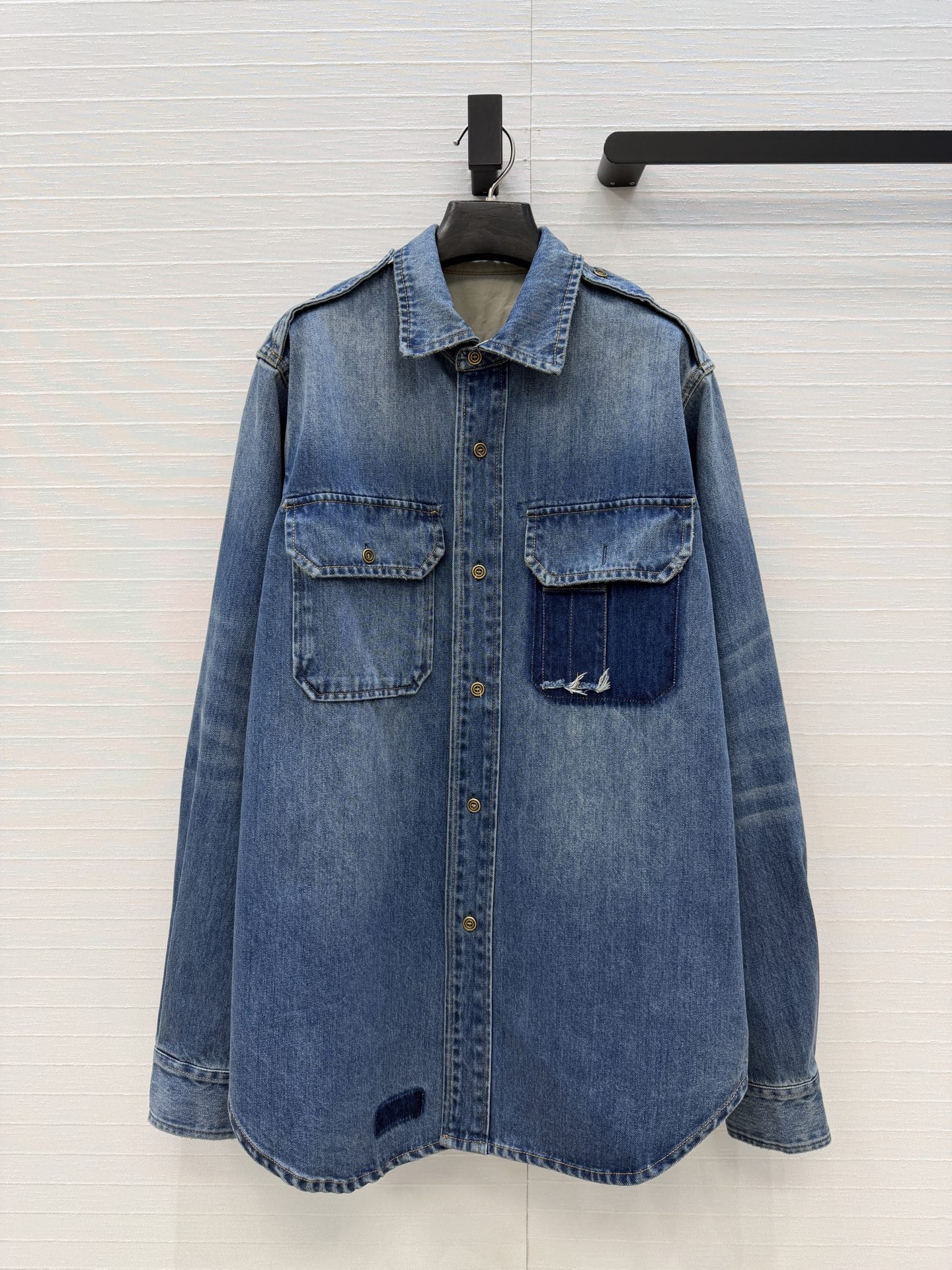 强烈推荐❤️Maison Marg*新品 拼接式牛仔衬衫外套，复古水洗蓝色牛仔面料拼接设计超有层次感，解