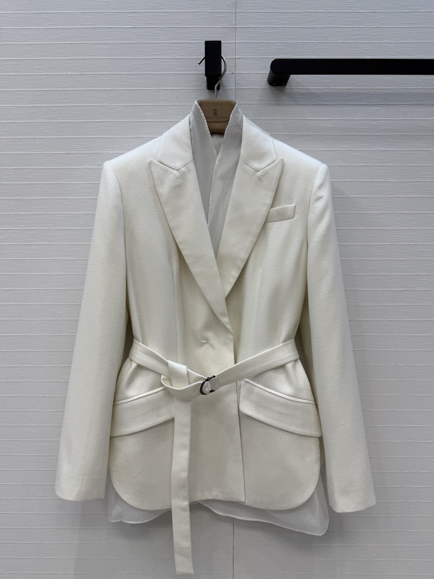 NO:775518,Exclusive first release, original quality BC high-intellectual wear!  A walking haute couture old-money style outfit, a two-piece lace-up waist slim shiny wool twill suit!  Minimalist luxury is not simple. The sword collar and invisible button placket show the simple taste, while the waist tie outlines the waist curve, allowing femininity to be sublimated in toughness. Wear a curved cut vest blouse underneath, making it easy to wear for commuting!  Casual matching to interpret different styles, the back collar is decorated with a copper bead chain. Perfect workmanship. Please look at the details. Available in two colors and three sizes. Size 36, shoulder width 40, bust 94, length 69..., women's clothing, business suit,19860909独家首发,原单品质BC高智感穿搭！行走的高定老钱风穿搭,两件式系带收腰细闪羊毛斜纹西装！极简主义奢华不简,以剑领、隐形纽扣开襟彰显简约品味,而腰部系带勒出腰身曲线,让柔美在硬朗中升华,内搭弧线剪裁马甲罩衫,通勤穿搭轻松驾驭！随性搭配演绎不同风格,后领饰以铜珠链完美做工品质看细节现货两色三码.36码,肩宽40,胸围94,衣长69..,女装,business suit,,Women's clothing