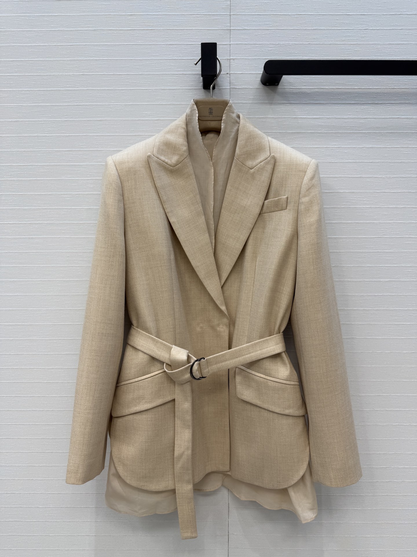 NO:775550,Exclusive first release, original quality BC high-intellectual wear!  A walking haute couture old-money style outfit, a two-piece lace-up waist slim shiny wool twill suit!  Minimalist luxury is not simple. The sword collar and invisible button placket show the simple taste, while the waist tie outlines the waist curve, allowing femininity to be sublimated in toughness. Wear a curved cut vest blouse underneath, making it easy to wear for commuting!  Casual matching to interpret different styles, the back collar is decorated with a copper bead chain. Perfect workmanship quality. Check the details. Available in two colors and three sizes. Size 36, shoulder width 40, bust 94, length 69., women's clothing, business suit,19860909独家首发,原单品质BC高智感穿搭！行走的高定老钱风穿搭,两件式系带收腰细闪羊毛斜纹西装！极简主义奢华不简,以剑领、隐形纽扣开襟彰显简约品味,而腰部系带勒出腰身曲线,让柔美在硬朗中升华,内搭弧线剪裁马甲罩衫,通勤穿搭轻松驾驭！随性搭配演绎不同风格,后领饰以铜珠链完美做工品质看细节现货两色三码.36码,肩宽40,胸围94,衣长69.,女装,business suit,,Women's clothing