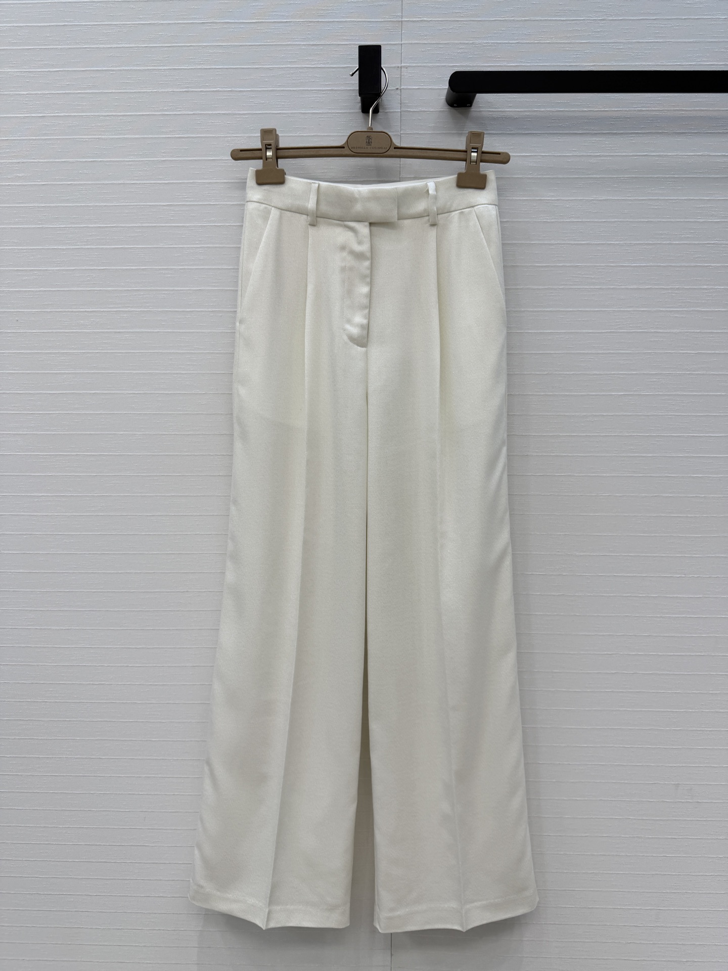 NO:775546,Exclusively debuting Bc 26 early spring new product, fine shiny wool twill high-waisted pleated trousers!  A casual high-end item for lazy commuting. It is straight but not heavy. It is so comfortable that you don’t want to take it off!  Classic straight wide-leg pants are perfect for pear-shaped figures!  The details of the copper bead chain on the back of the ear are full of low-key luxury. The imported fabric is cool and breathable!  The quality of workmanship depends on the details, two colors of 3 sizes. Size S, waist 69, hip 98. Pants length 108..., women's clothing,19860909独家首发Bc 26早春新品,细闪羊毛斜纹高腰褶裥西裤！老钱慵懒通勤随性的高级单品.笔挺却不厚重,舒服的不想脱下来！经典直筒阔腿裤型梨形身材的穿搭天菜！后耳仔的铜珠链细节满满低调奢华.进口面料清凉透气质！做工品质看细节,两色3码.S码,腰围69,臀围98.裤长108..,女装,,Women's clothing