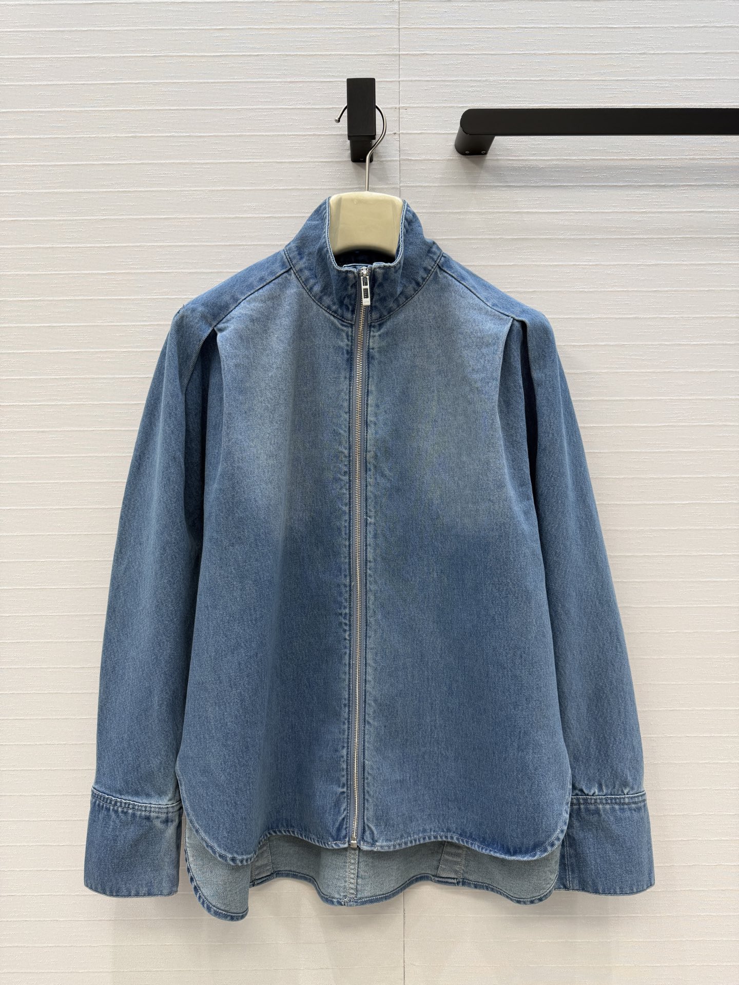 NO:778941,Exclusive first-time hot sale recommendation, Alai*26ss new product, washed blue stand-up collar zipper denim jacket. Pleated shoulder design with sculptural feel, short front and long back cut, loose silhouette, casual old money style, imported washed and distressed denim fabric with a wide and stylish texture!  Highly recommended single product, SML code. Big orders are coming over!  S size, dropped shoulders, bust 110, length 64-70..., women's clothing, alaia, jackets & coats,19860909独家首发爆单推荐,Alai*26ss新品,水洗蓝立领拉链牛仔外套.压褶工艺落肩设计雕塑感,前短后长剪裁宽松廓形超显随性,休闲老钱风,进口洗水做旧牛仔面料质感挺阔有型！强烈推荐单品,SML码.大单子甩过来！S码,落肩,胸围110,衣长64-70..,女装,alaia,jackets & coats,,Women's clothing