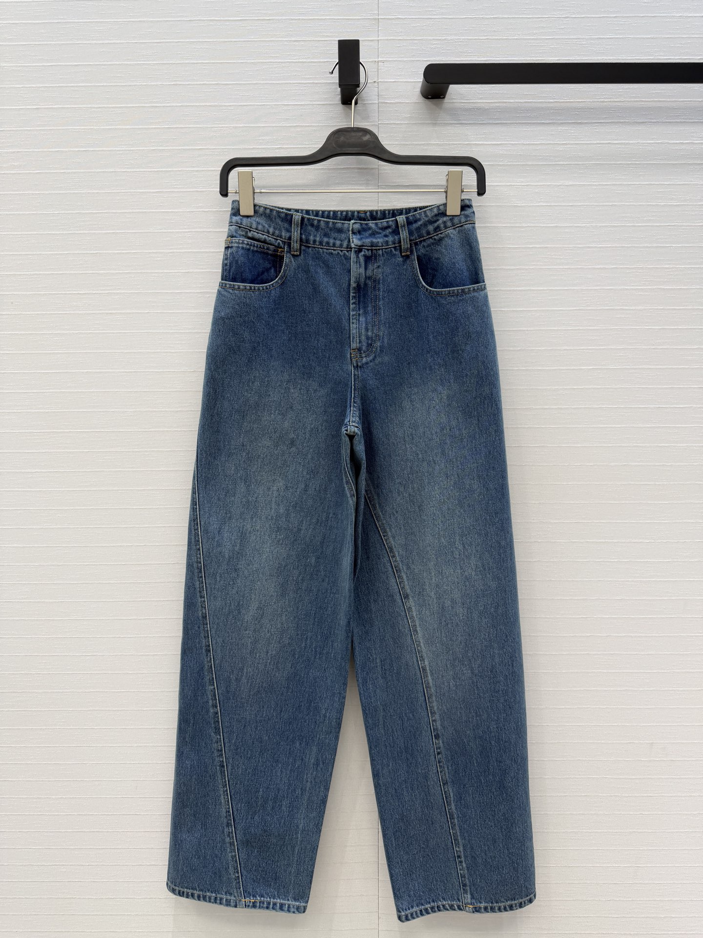 NO:786380,Original quality Alai* new original color blue twisted washed jeans!  The retro distressed texture is super textured, and the straight trouser legs are decorated with twisted seams, which are comfortable and modify the leg shape, making the legs longer and super fit!  The American street girl is cute and sassy, ​​and the imported washed denim and cotton fabric has a delicate and comfortable texture!  The classic and unflattering silhouette makes your upper body look slimmer!  Two colors and three sizes, big order coming over!  Size S, waist 68, hips 100, pants length 110.., women's clothing, alaia, jeans,19860909原单品质Alai*新品原色蓝扭纹洗水牛仔裤！复古做旧纹理超有质感,直筒裤腿饰以扭纹接缝舒适修饰腿型显腿长超强版型！美式街头女孩又A又飒,进口水洗牛仔棉面料质感细腻舒适！经典不挑人版型上身巨显瘦！两色3码,大单子甩过来！S码,腰围68,臀围100,裤长110..,女装,alaia,jeans,,Women's clothing