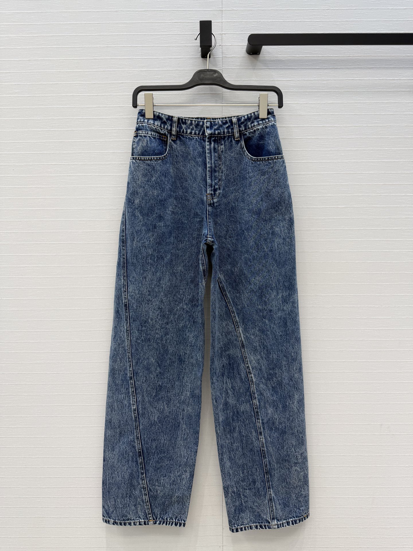 NO:786385,Original quality Alai* new snowflake washed twisted jeans!  The retro distressed snowflake texture is super textured, and the straight trouser legs are decorated with twisted seams, which are comfortable and modify the leg shape, making the legs longer and super fit!  The American street girl is cute and sassy, ​​and the imported washed denim and cotton fabric has a delicate and comfortable texture!  The classic and unflattering silhouette makes your upper body look slimmer!  Two colors and three sizes, big order coming over!  Size S, waist 68, hips 100, pants length 110.., women's clothing, alaia, jeans,19860909原单品质Alai*新品雪花洗水扭纹牛仔裤！复古做旧雪花纹理超有质感,直筒裤腿饰以扭纹接缝舒适修饰腿型显腿长超强版型！美式街头女孩又A又飒,进口水洗牛仔棉面料质感细腻舒适！经典不挑人版型上身巨显瘦！两色3码,大单子甩过来！S码,腰围68,臀围100,裤长110..,女装,alaia,jeans,,Women's clothing