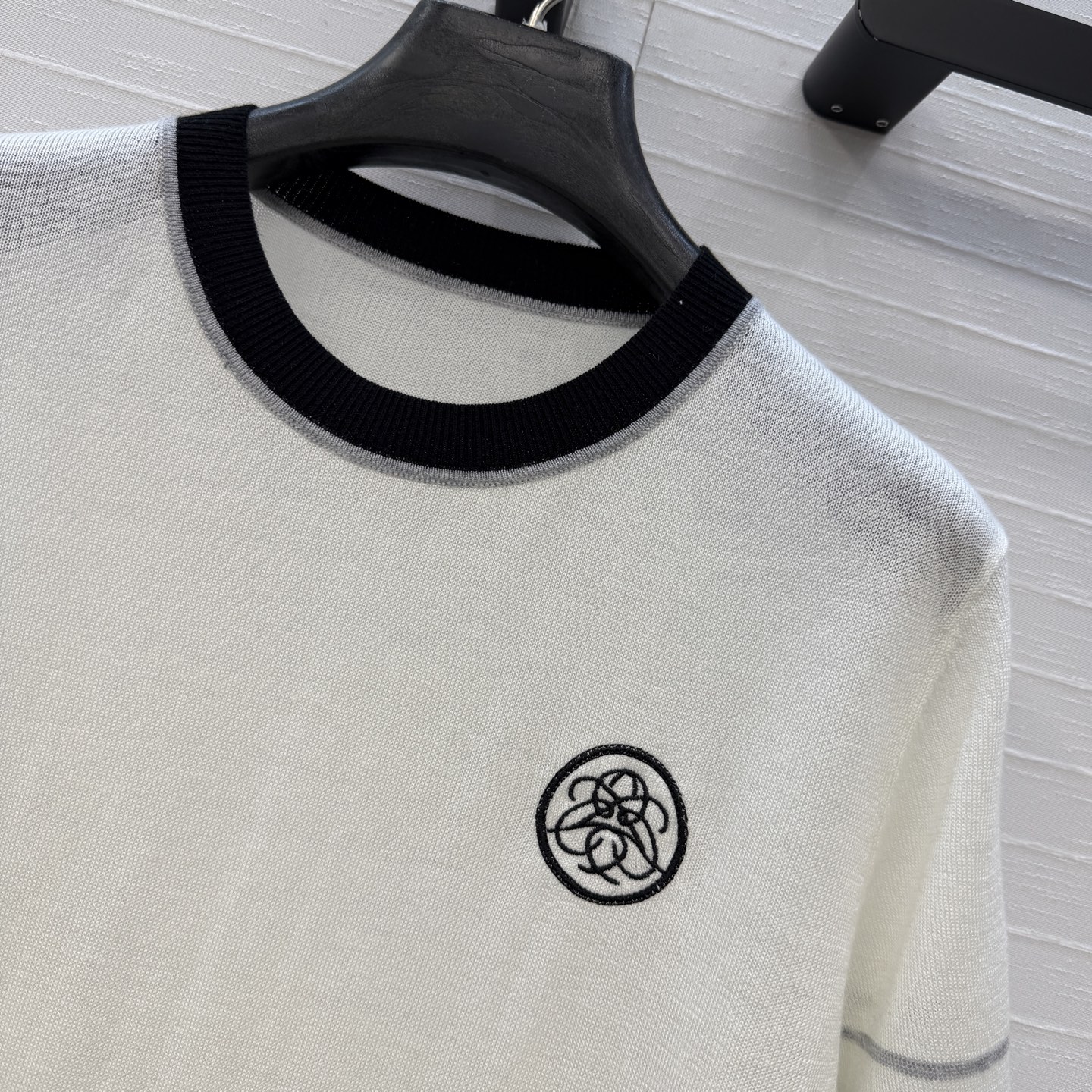 强烈推荐❤️H*高智感穿搭！26新品藏书章”图案刺绣短袖针织衫，进口羊绒羊毛纱线质感轻柔舒适！瑞士机织三