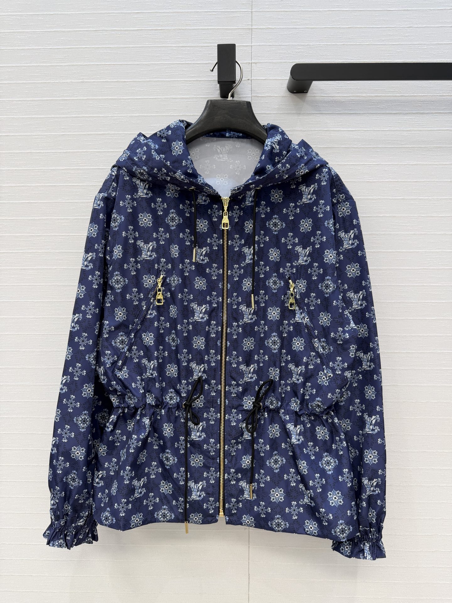 NO:755343,Highly recommend the new 26 early spring printed sun protection hooded jacket. The drawstring waist is casual and versatile, and the elastic ruffled cuffs are designed with rich and diverse handsome styles. Customized hardware accessories and zippers!  The workmanship quality of light nylon depends on the details. Two colors and three sizes. Ready for grabs now!  Throw over the big order!  Size S dropped shoulders, bust 114, length 62,,Louis Vuitton-clothing,louis vuitton,jackets & coats,jackets & coats,hats,19860909强烈推荐26早春新品印花防晒连帽夹克外套,抽绳收腰休闲版型百搭不挑人,松紧荷叶边袖口设计丰富多元的帅气风格.定制五金配件拉链！轻盈尼龙做工品质看细节.两色三码.现货开抢！大单子甩过来！S码落肩,胸围114,衣长62,,路易威登-服装,louis vuitton,jackets & coats,jackets & coats,hats,,Women's clothing