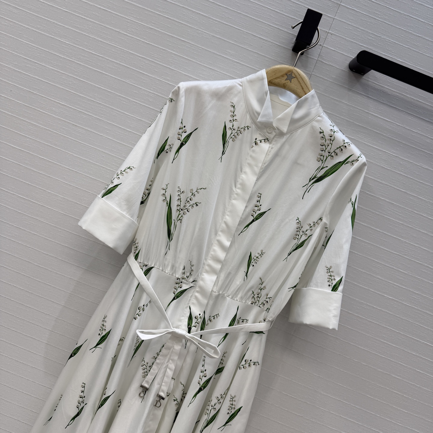 独家首发❤️D*26早春新品 铃兰花印花衬式长裙，清新淡雅的印花图案优雅浪漫氛围感拉满，CD吊坠蝴蝶结装