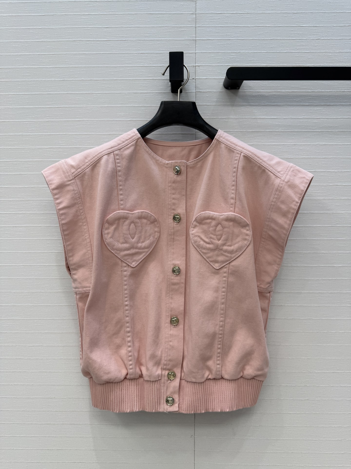 NO:775526,Exclusive first launch of new Cha* products!  Temperament loving double C denim vest jacket, silhouette with drawstring design, tall and slim, customized heart-shaped double C pocket patch embroidery is cute, sweet, cool and high-end!  It combines French elegance with light luxury and leisure. It is versatile and not picky. The quality of workmanship of enzyme washed denim fabric depends on the details. Available now for grabs in two colors, sizes 36-40. Size 36, dropped shoulders, bust 106, length 57..., Chanel - clothing, chanel, jackets & coats,19860909独家首发Cha*新品！气质爱心双c牛仔马甲外套,廓形束摆设计版型上身高挑又显瘦,定制心形双c口袋贴绣可爱甜酷又高级！融合了法式优雅与轻奢休闲感百搭不挑人,酵素洗水牛仔面料做工品质看细节.现货开抢两色36-40码.36码,落肩,胸围106,衣长57..,香奈儿-服装,chanel,jackets & coats,,Women's clothing