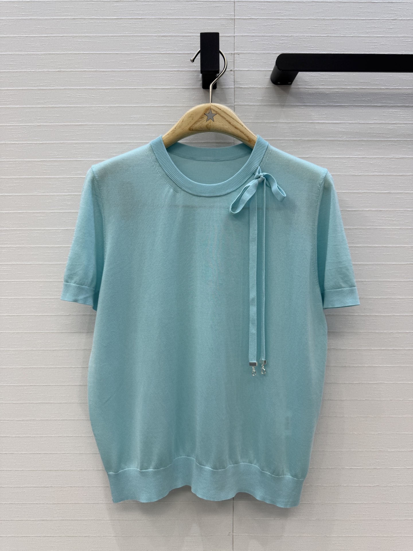 NO:775497,Highly recommend Miss D26s new early spring product, the Garden World series knitted short-sleeved sweater with bow tie collar. The 18-gauge fine wool yarn has a delicate texture. The metal pendant details are full of gentleness and elegance, giving it a girly feel. The classic version is not picky and can be easily used for commuting and leisure. It is a must-have high-end item for white, rich and beautiful women. Two colors and three sizes!  Size 38, shoulder width 34, bust 96, length 54,., Dior-clothing, dior, sweaters, T-shirt,19860909强烈推荐Miss D26s早春新品,花园世界系列系带蝴蝶结领针织短袖毛衣.18针细羊毛纱线质感细腻.金属吊饰细节满分温柔优雅的少女感爆棚,经典版型不挑人通勤休闲都能轻松驾驭,白富美必入高级单品.两色三码！38码,肩宽34,胸围96,衣长54,.,迪奥-服装,dior,sweaters,T-shirt,,Women's clothing