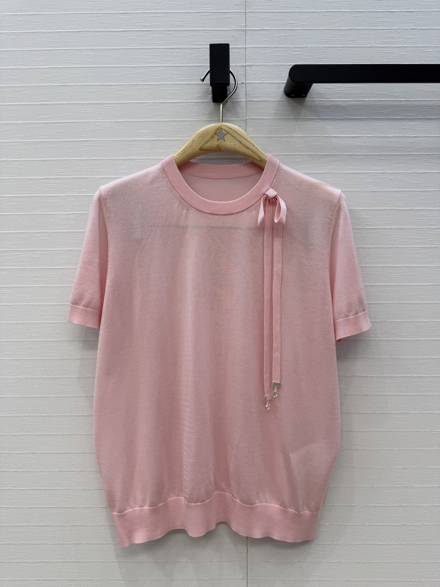 NO:775486,Highly recommend Miss D26s new early spring product, the Garden World series knitted short-sleeved sweater with bow tie collar. The 18-gauge fine wool yarn has a delicate texture. The metal pendant details are full of gentleness and elegance, giving it a girly feel. The classic version is not picky and can be easily used for commuting and leisure. It is a must-have high-end item for white, rich and beautiful women. Two colors and three sizes!  Size 38, shoulder width 34, bust 96, length 54,., Dior-clothing, dior, sweaters, T-shirt,19860909强烈推荐Miss D26s早春新品,花园世界系列系带蝴蝶结领针织短袖毛衣.18针细羊毛纱线质感细腻.金属吊饰细节满分温柔优雅的少女感爆棚,经典版型不挑人通勤休闲都能轻松驾驭,白富美必入高级单品.两色三码！38码,肩宽34,胸围96,衣长54,.,迪奥-服装,dior,sweaters,T-shirt,,Women's clothing