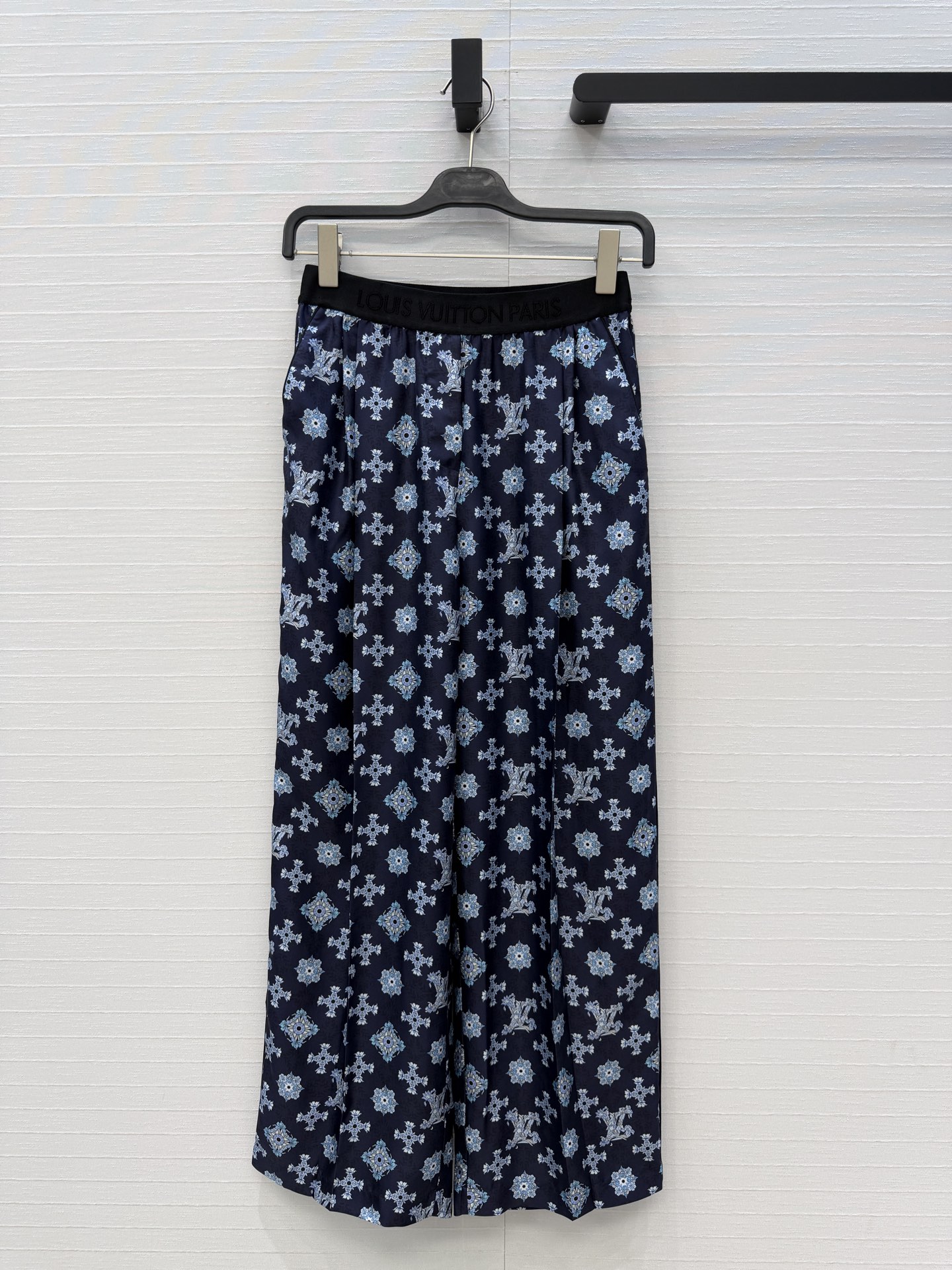 NO:776914,Exclusive first release of original quality navy blue MONOGRAM printed silk trousers!  Silk twill, custom jacquard logo elastic waistband splicing, pleated straight-leg pants design, casual and casual temperament that doesn't pick on the upper body, workmanship quality depends on the details. One color S.M.L.19860909独家首发原单品质藏蓝色MONOGRAM印花真丝长裤！真丝斜纹绸,定制提花logo橡筋腰头拼接 褶裥直筒裤版型设计,不挑人上身休闲随性气质,做工品质看细节.一色S.M.L.XL码.M码,腰围66,臀围106,裤长100..,路易威登-服装,louis vuitton,real silk,,Women's clothing