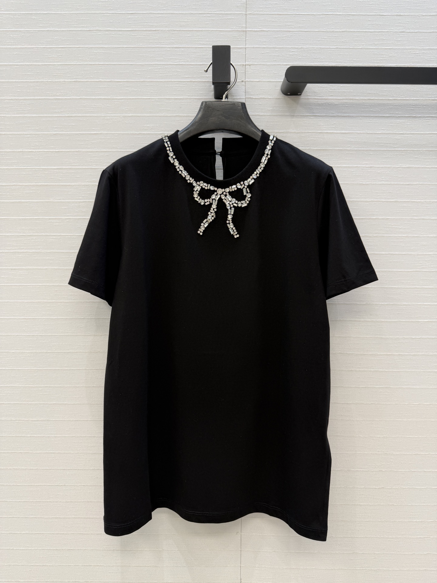 NO:776899,The exclusive first release of high-end quality V-series girls' outfits, exquisite rhinestone bow collar T-shirts!  The girly style has an age-reducing and sweet scent, and the slim-fitting silhouette makes your upper body look slimmer!  You don’t need a beautiful upper body!  Two colors, size 3. Size M, shoulder width 38, bust 94, length 61., Valentino-clothing, valentino, tees, t-shirt,19860909独家首发高端品质V系少女穿搭,精致的水钻工艺蝴蝶结领圈T恤！气质少女风减龄甜美气息,不挑人修身版型上身巨显瘦！上身美的不要不要的！两色3码.M码,肩宽38,胸围94,衣长61.,华伦天奴-服装,valentino,tees，t-shirt,,Women's clothing