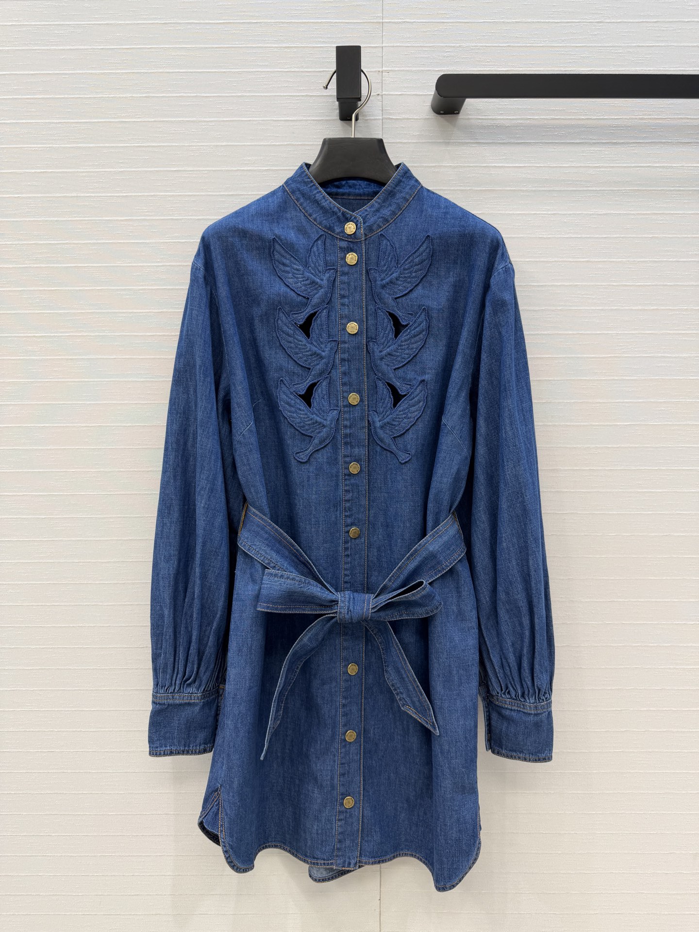 NO:776928,Highly recommended ZM spring and summer new product: Bird appliqué denim dress, elegant lantern sleeve design with retro aura, hollow embroidery technology, lace-up waist H version that is easy to match, versatile and fashionable!  Highly recommended item, perfect for daily commuting or beach vacation!  Imported denim activated wash water has a great texture!  Three sizes of one color, ready for grabs. Big order here, size S, shoulder width 43, bust 100, skirt length 87..., Zimmerman-clothing, skirts,19860909爆单推荐ZM春夏新品 飞鸟贴花牛仔连衣裙,气质灯笼袖设计复古气场,镂空刺绣工艺,系带腰身H版型不挑人百搭又时髦！强烈推荐单品,日常通勤或者海边度假穿都很绝！进口牛仔活性洗水质感超赞！ 一色三码,现货开抢 大单子甩过来,S码,肩宽43,胸围100,裙长87..,兹默曼-服装,skirts,,Women's clothing