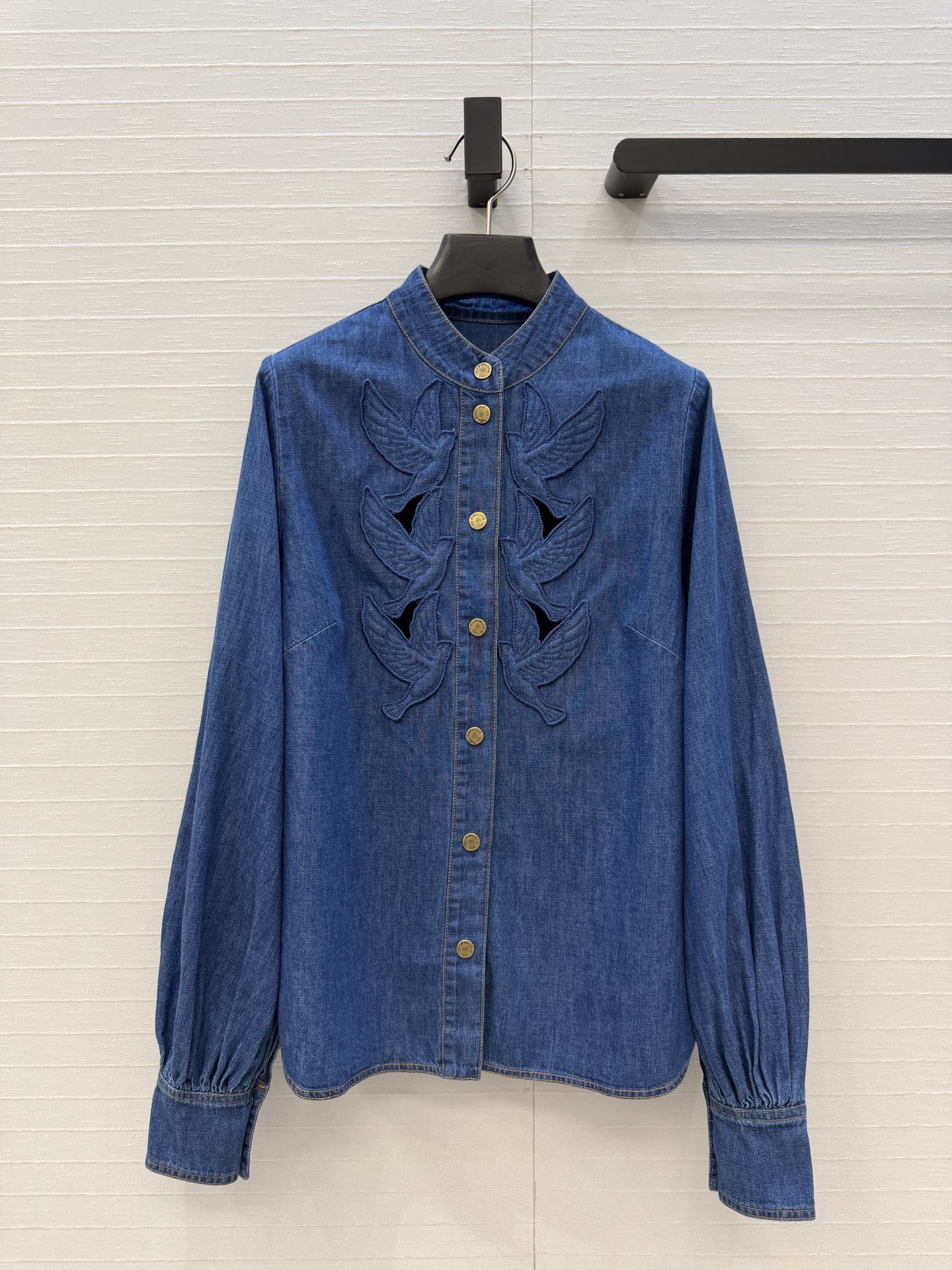 NO:776924,Highly recommended ZM spring and summer new product: Bird appliqué denim shirt. The hollow embroidery on the placket is exquisite and elegant. The puff sleeves are H-shaped and are versatile and fashionable!  Highly recommended item, perfect for daily commuting or beach vacation!  Imported denim activated wash water has a great texture!  Three sizes of one color, ready for grabs. Big orders are coming over, size S, shoulder width 35, bust 100, length 63., Zimmerman-clothing, shirts,19860909爆单推荐ZM春夏新品 飞鸟贴花牛仔衬衫,门襟镂空刺绣工艺精致优雅,泡泡袖H版型不挑人百搭又时髦！强烈推荐单品,日常通勤或者海边度假穿都很绝！进口牛仔活性洗水质感超赞！ 一色三码,现货开抢 大单子甩过来,S码,肩宽35,胸围100,衣长63.,兹默曼-服装,shirts,,Women's clothing