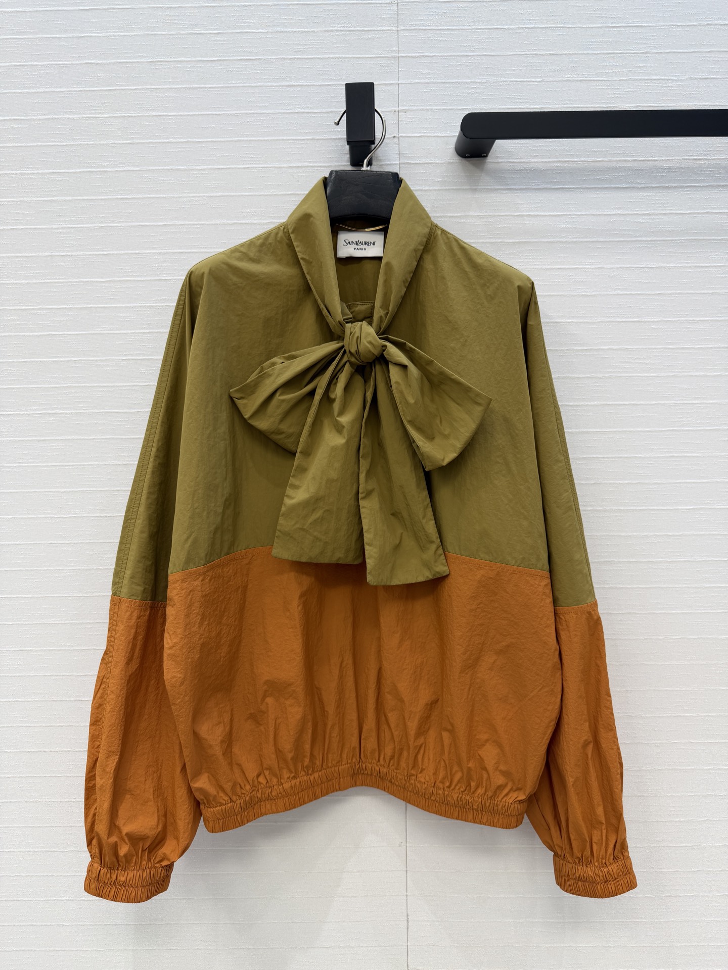 NO:776920,Highly recommend YSL's spring new color-blocked storm ribbon sweatshirt. The bold contrasting color design is super eye-catching and stress-free for daily wear. The neckline is tied with a tie design, the cuffs and the hem are elasticated and the style is casual, neat, simple and textured. The light nylon fabric is super stylish!  Three sizes of one color, S size, dropped shoulders, bust 114, length 60..., saint laurent-clothing, saint laurent, saint laurent,19860909强烈推荐YSL春季新品拼色冲锋飘带卫衫,大胆撞色设计超吸睛日常穿搭无压力.领口系带设计袖口和下摆松紧收口版型处理休闲利落简约又有质感,轻薄尼龙面料超有型！一色三码,S码,落肩,胸围114,衣长60..,圣罗兰-服装,saint laurent,saint laurent,,Women's clothing