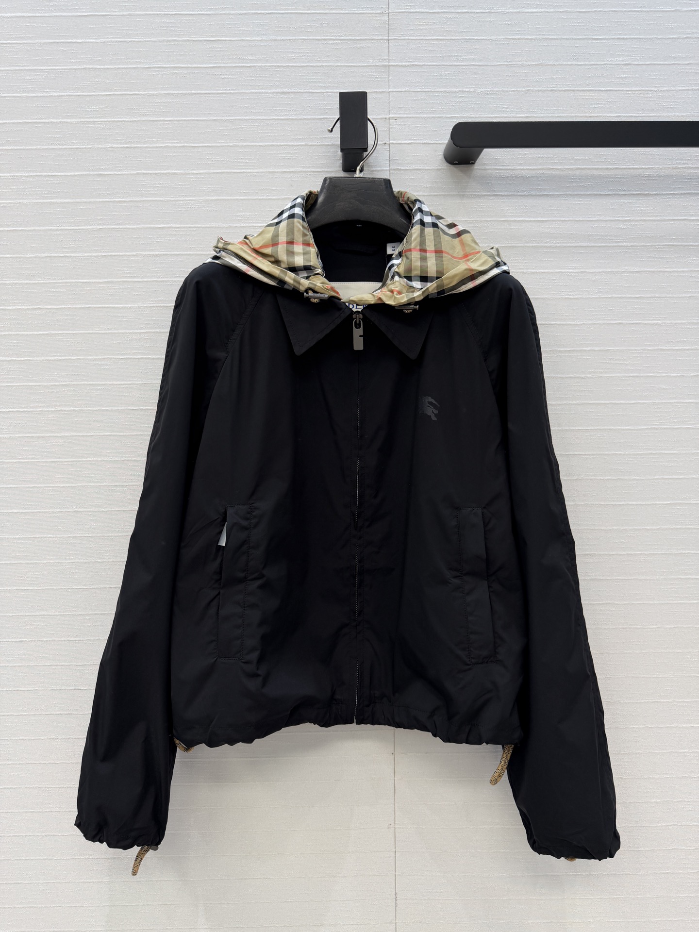 NO:776916,Highly recommend Bur*26 new lightweight flight jacket!  Detachable plaid hat design. The short version is handsome and fashionable. Original customized zipper hardware buckle accessories. Decorated with equestrian knight logo appliqué embroidery, low-key luxury, customized fabric texture is light and delicate, and the casual version is versatile and makes the upper body slimmer and taller!  The quality of workmanship depends on the details, two colors and four sizes, ready to grab, M size bust 108, length 54, Burberry - clothing, burberry, jackets & coats, hats,19860909强烈推荐Bur*26新品轻薄飞行夹克！可拆卸的格纹帽子设计.不挑人短款版型帅气又时髦,原版定制拉链五金扣配件.饰有马术骑士徽标贴花绣低调奢华,定制面料质感轻盈细腻,休闲版型百搭上身显瘦又高挑！做工品质看细节,两色四码 现货开抢,M码胸围108,衣长54,,博柏利-服装,burberry,jackets & coats,hats,,Women's clothing