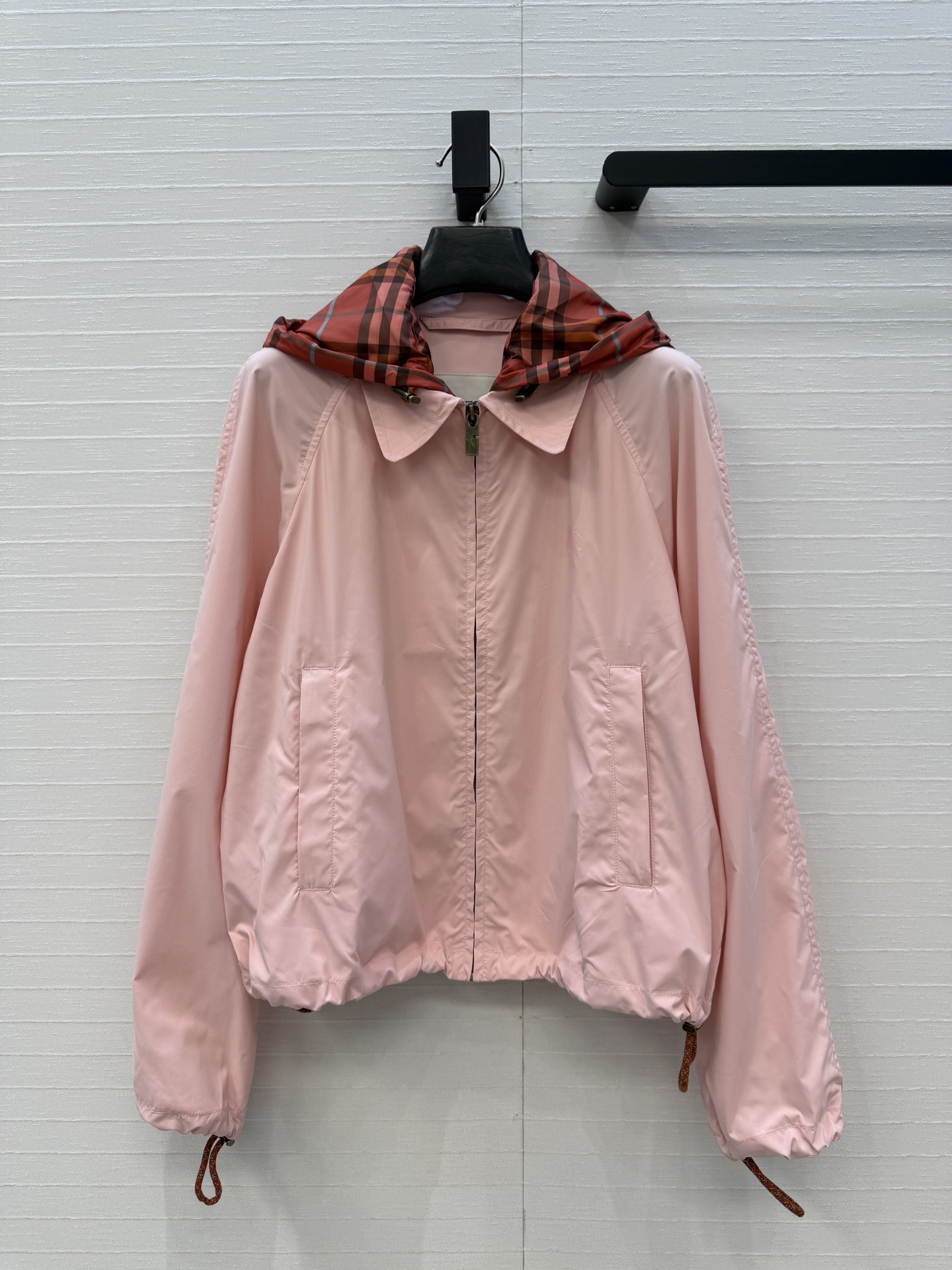 NO:776913,Highly recommend Bur*26 new lightweight flight jacket!  Detachable plaid hat design. The short version is handsome and fashionable. Original customized zipper hardware buckle accessories. Decorated with equestrian knight logo appliqué embroidery, low-key luxury, customized fabric texture is light and delicate, and the casual version is versatile and makes the upper body slimmer and taller!  The quality of workmanship depends on the details, two colors and four sizes are available for grabs now, M size bust 108, length 54,. Burberry - clothing, burberry, jackets & coats, hats,19860909强烈推荐Bur*26新品轻薄飞行夹克！可拆卸的格纹帽子设计.不挑人短款版型帅气又时髦,原版定制拉链五金扣配件.饰有马术骑士徽标贴花绣低调奢华,定制面料质感轻盈细腻,休闲版型百搭上身显瘦又高挑！做工品质看细节,两色四码 现货开抢,M码胸围108,衣长54,.,博柏利-服装,burberry,jackets & coats,hats,,Women's clothing