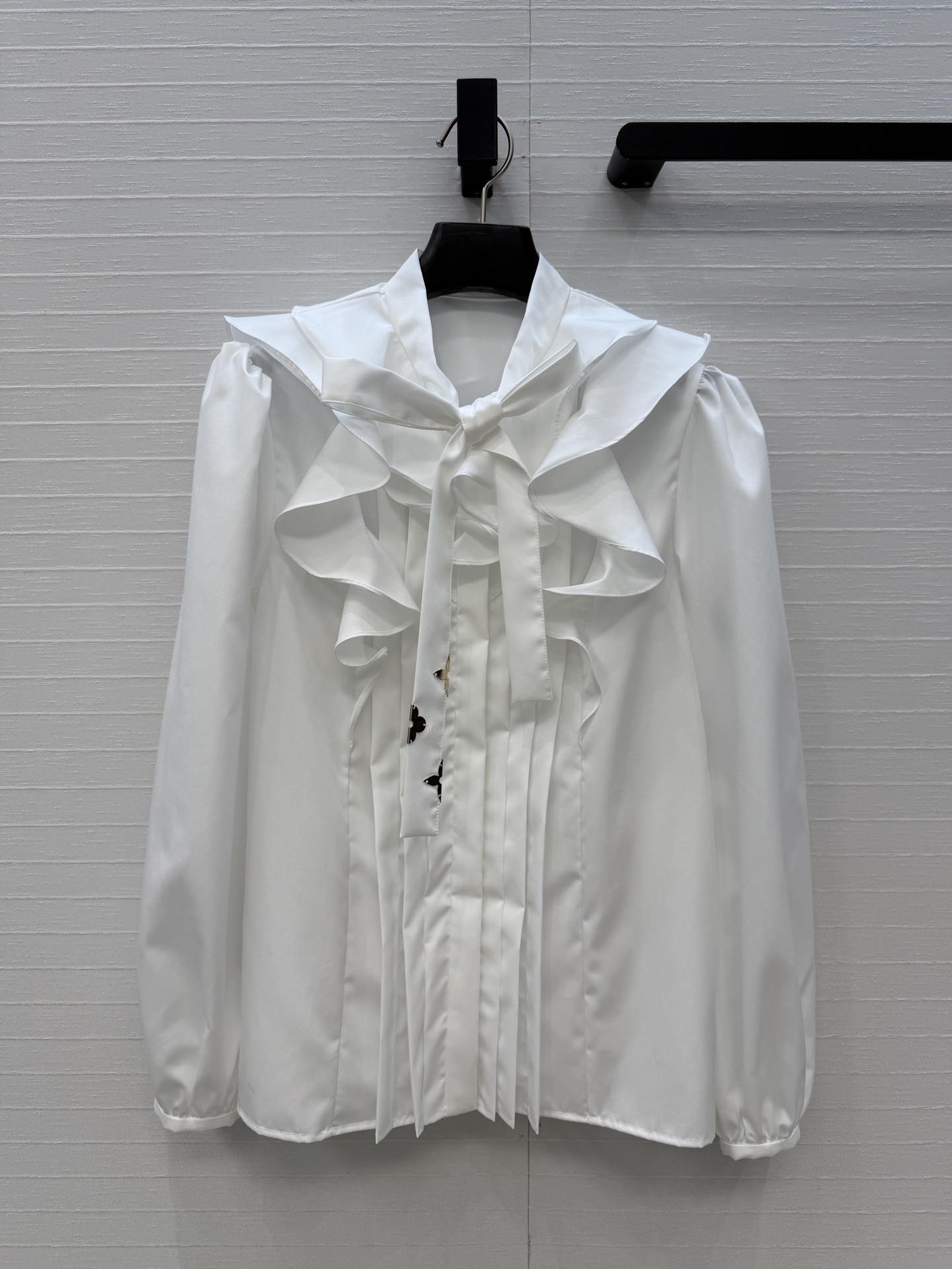 NO:777709,High-end quality LV style and ladylike outfits!  Retro palace style maximalist lace collar shirt!  Customized metal petals and layered lotus lace pleated placket design. The classic version is versatile and not flattering, elegant yet sweet!  The workmanship quality depends on the details, one color S.M.L size is available for grabs, S size shoulder width 36, bust 92, length 62..., Louis Vuitton-clothing, louis vuitton, louis vuitton, shirts,19860909高端品质lv 气质名媛穿搭！复古宫廷风极繁主义花边领衬衫！定制金属花瓣 层次感荷叶花边压褶门襟设计.经典版型版型百搭不挑人上身,优雅不失甜美！做工品质看细节,一色S.M.L码 现货开抢,S码 肩宽36,胸围92,衣长62..,路易威登-服装,louis vuitton,louis vuitton,shirts,,Women's clothing