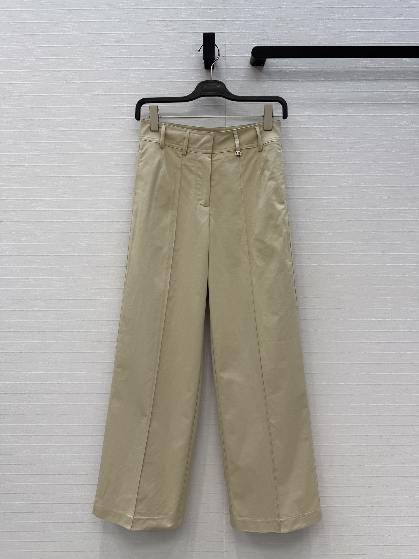 NO:777736,The most popular recommendation is Coco’s new workwear-style casual straight pants, which are retro and sweet!  The metal double C buttons are very recognizable, and the cut is neat, loose, straight and three-dimensional, and the style is versatile and fashionable!  Highly recommended item, two colors and 3 sizes, ready for grabs. Big order, size 36. Waist 70, hip 90, pants length 106..., Chanel-clothing, chanel,19860909爆单推荐Coco新品工装风休闲直筒裤,复古又甜酷！金属双C纽扣超有辨识度,剪裁利落宽松直筒立体剪裁版型不挑人百搭又时髦！强烈推荐单品,两色3码,现货开抢 大单子甩过来,36码.腰围70,臀围90,裤长106..,香奈儿-服装,chanel,,Women's clothing