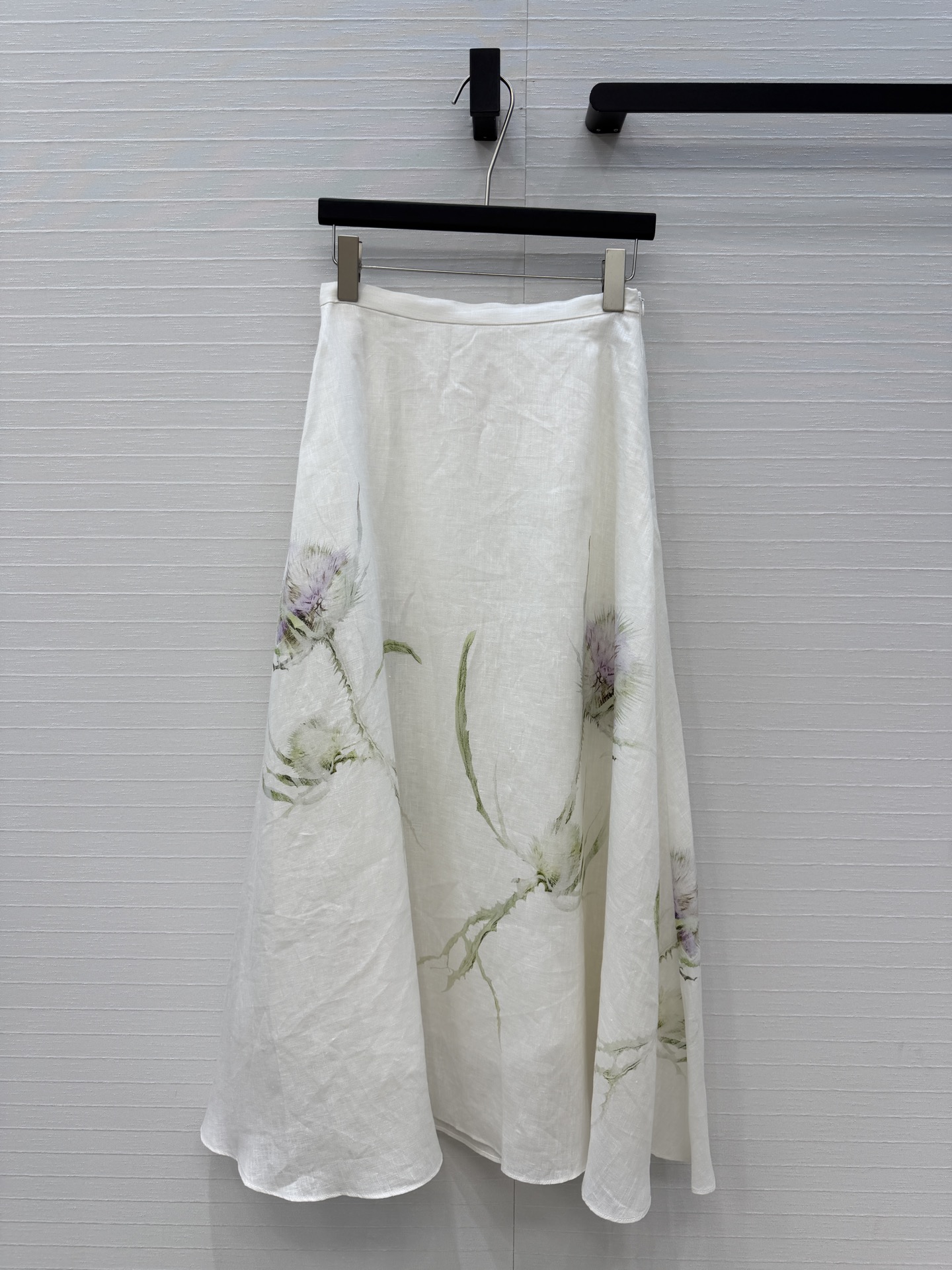 NO:777724,Highly recommended Alberta Ferrett26 new series hand-painted floral skirt, linen fabric is light and breathable, purple iris hand-painted pattern, artistic details are exquisite. The classic A-line skirt is versatile for daily use, fresh, elegant and romantic, one color SMLXL, size 36. Waist 66, skirt length 94..., women's clothing, ferragamo, skirts,19860909强烈推荐 Alberta Ferrett26新品系列手绘花卉半身裙,亚麻面料轻盈透气,紫色鸢尾花手绘图案,艺术感细节精致.经典A字裙摆版型百搭日常,清新优雅浪漫气质,一色SMLXL,36码.腰围66,裙长94..,女装,ferragamo,skirts,,Women's clothing