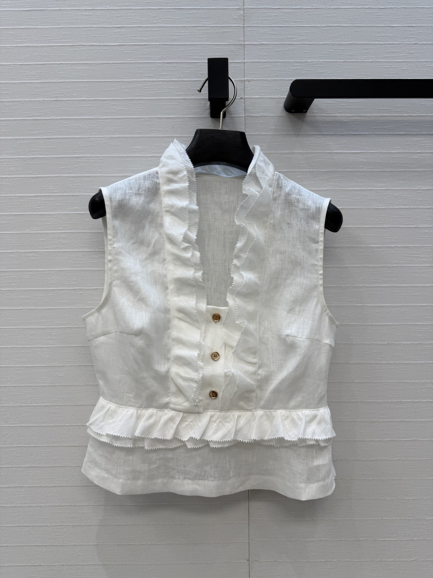 NO:777732,Highly recommend the new series of Alberta Ferrett26 French V-neck ruffled sleeveless shirt, the linen fabric is light and breathable, the V-neck modifies the neck line, and the ruffle details are elegant and feminine. The sleeveless design is refreshing and neat, versatile to wear alone or layered, commuting and vacation, one color SMLXL, S size, bust 80, length 45..., women's clothing, ferragamo, shirts,19860909强烈推荐 Alberta Ferrett26新品系列法式V领荷叶边无袖衬衫,亚麻面料轻盈透气,V领修饰颈部线条,荷叶边细节优雅又柔美.无袖设计清爽利落,单穿或叠搭都很百搭,通勤度假,一色SMLXL,S码,胸围80,衣长45..,女装,ferragamo,shirts,,Women's clothing