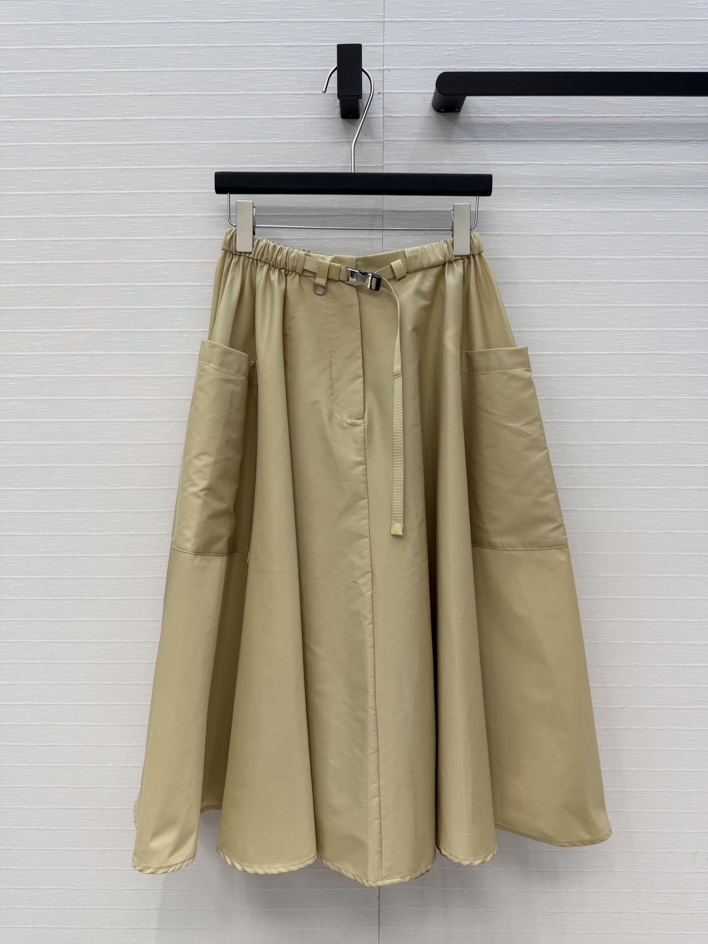 NO:777720,The exclusive first release of Pr*26 early spring new products!  Khaki elastic waist nylon long skirt!  The super large umbrella skirt is cut to bring wind when you walk, and it is made of imported recycled nylon fabric!  Functional style buckles and large pockets are newly designed. The version is versatile and does not make people look slimmer. Perfect workmanship quality depends on the details. Three sizes in one color, S size, waist 64, skirt length 74., Prada-clothing, prada, skirts,19860909独家首发Pr*26早春新品！卡其色松紧腰尼龙长半裙！超级大伞裙摆剪裁走路带风,进口再生尼龙面料！机能风插扣 大口袋全新设计,版型百搭不挑人上身巨显瘦.完美做工品质看细节.一色三码,S码,腰围64,裙长74.,普拉达-服装,prada,skirts,,Women's clothing