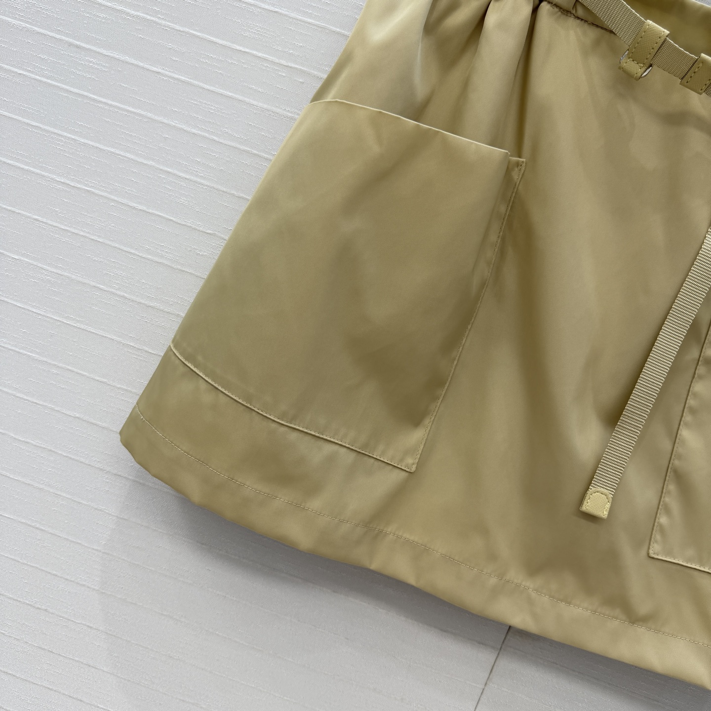 独家首发💕Pr*26早春新品！卡其色松紧腰尼龙短半裙，进口再生尼龙面料！机能风插扣 大口袋全新设计，包臀