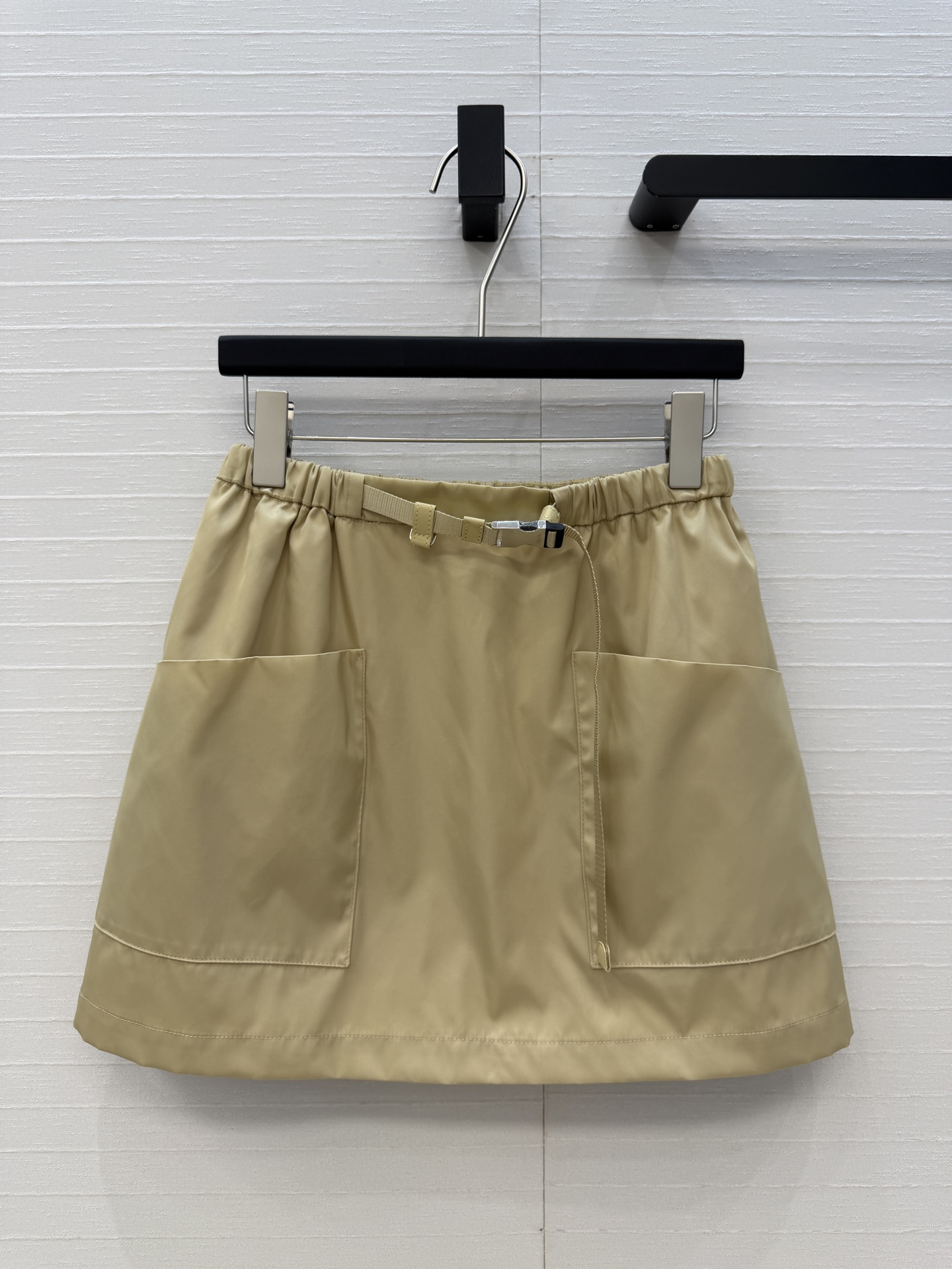 NO:777712,The exclusive first release of Pr*26 early spring new products!  Khaki elastic waist nylon short skirt, imported recycled nylon fabric!  Functional wind buckle, new design of large pockets, small A version that covers the hips, versatile and not flattering, making the upper body slimmer. Perfect workmanship quality depends on the details. One color, three sizes, S size. Waist 64, skirt length 38., Prada - clothing, prada, skirts,19860909独家首发Pr*26早春新品！卡其色松紧腰尼龙短半裙,进口再生尼龙面料！机能风插扣 大口袋全新设计,包臀小A版型百搭不挑人上身巨显瘦.完美做工品质看细节.一色三码,S码.腰围64、裙长38.,普拉达-服装,prada,skirts,,Women's clothing