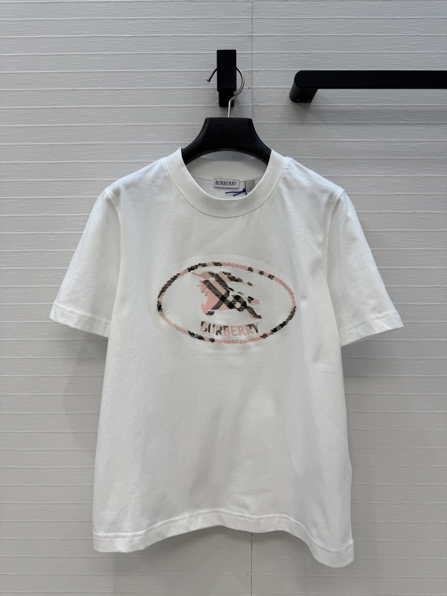 NO:777708,Original quality Bur* new spring and summer product. Long-term fashionable single product. Collection plaid knight seal embroidered T-shirt. The front chest is decorated with equestrian knight logo embroidery. The classic H version is everyday yet fashionable. It is highly recommended to keep it for yourself. Two-color SMLXL four sizes are available now!  M size. Shoulder width 37, bust 94, length 57.., Burberry-clothing, burberry, tees, t-shirt,19860909原单品质Bur*春夏新品.长期主义时髦精单品 典藏格纹骑士印章刺绣T恤.前胸饰有马术骑士徽标刺绣,经典H版型日常又不失时髦感,强烈推荐自留款.两色SMLXL四码 现货开抢！M码.肩宽37,胸围94,衣长57..,博柏利-服装,burberry,tees，t-shirt,,Women's clothing