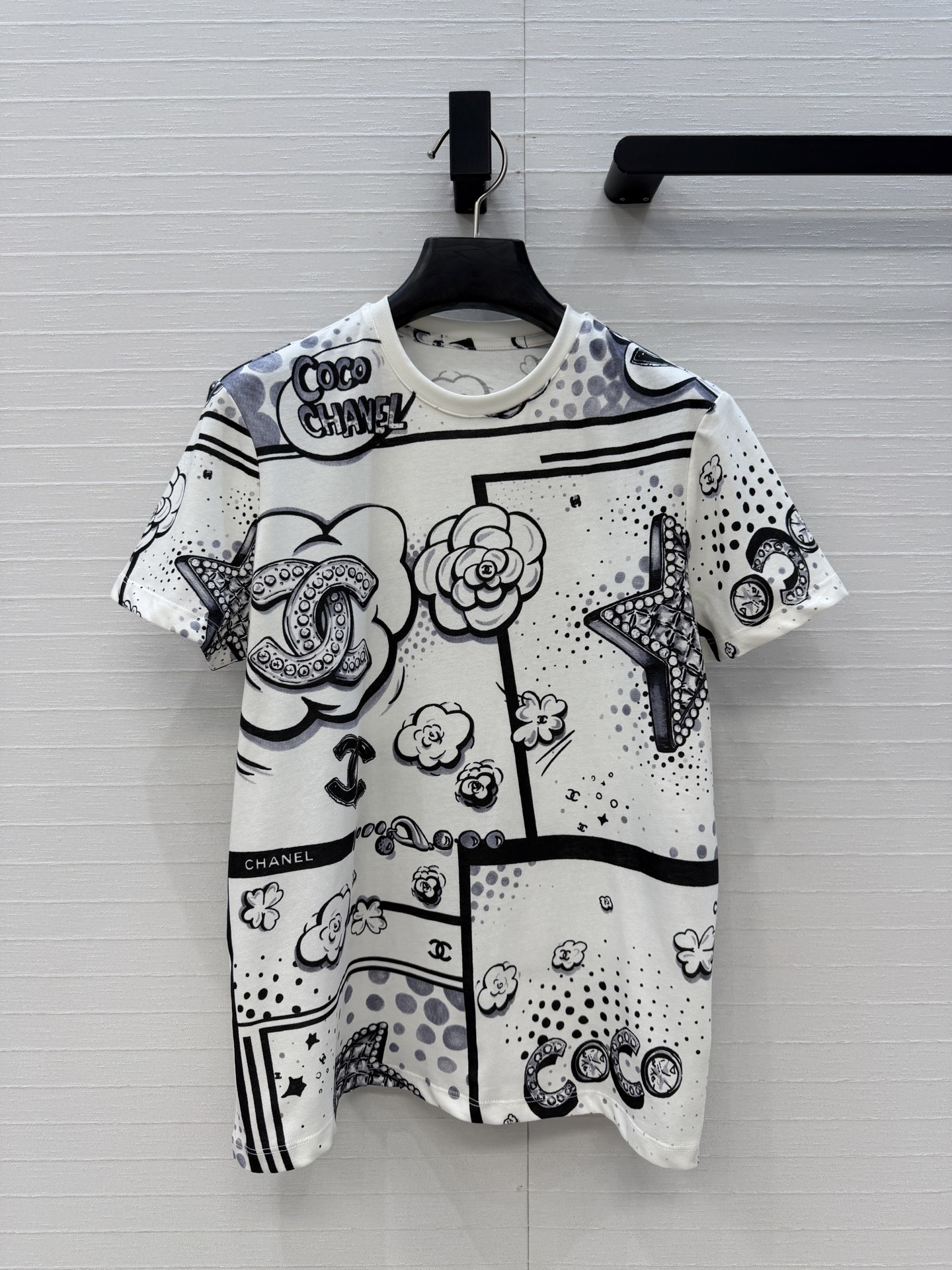 NO:777704,High-end quality Coco girls wear camellia pearl chain printed short-sleeved T-shirt!  Bai Fumei's must-have temperament holiday item, with a fashionable and high-end tone!  The flattering shape makes your upper body look slimmer!  The quality of the positioning printing process depends on the details. One color, three sizes. Size 36. Shoulder width 37, bust 92, length 58..., Chanel-clothing, chanel, T-shirt, tees, t-shirt,19860909高端品质coco女孩穿搭山茶花珍珠链条印花短袖T恤！白富美必入气质度假单品,上身时髦又高级的调调！不挑人版型上身巨显瘦！定位印花工艺做工品质看细节.一色三码.36码.肩宽37,胸围92,衣长58..,香奈儿-服装,chanel,T-shirt,tees，t-shirt,,Women's clothing