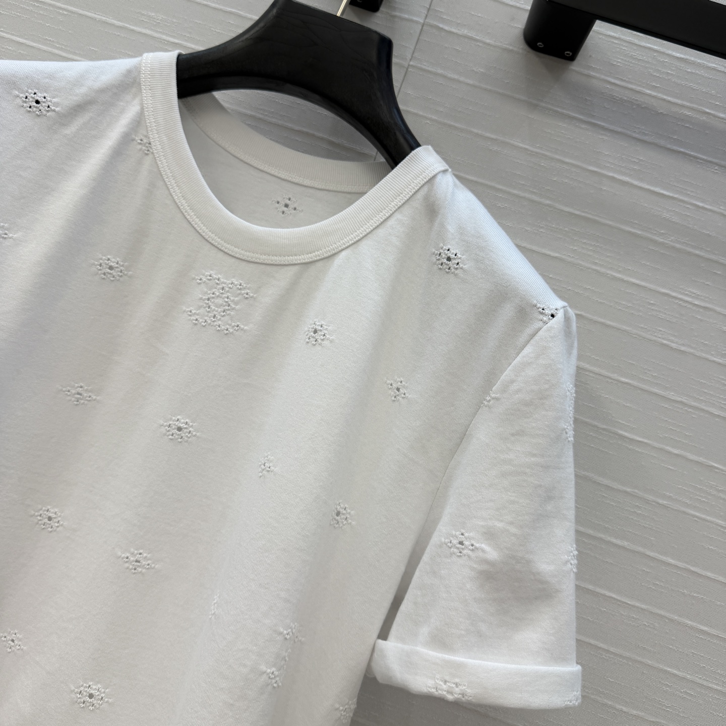 高端品质❤️coco 26P系列白色镂空短袖，100%纯棉材质柔软亲肤，立体镂空刺绣+双C标志和山茶花元
