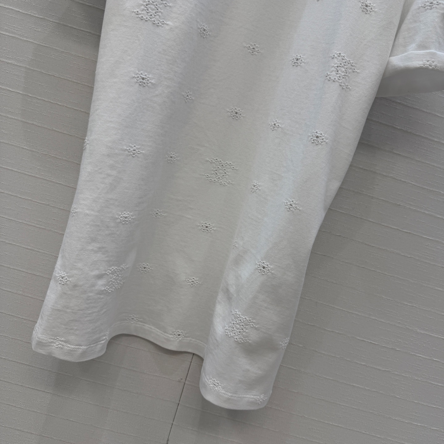 高端品质❤️coco 26P系列白色镂空短袖，100%纯棉材质柔软亲肤，立体镂空刺绣+双C标志和山茶花元