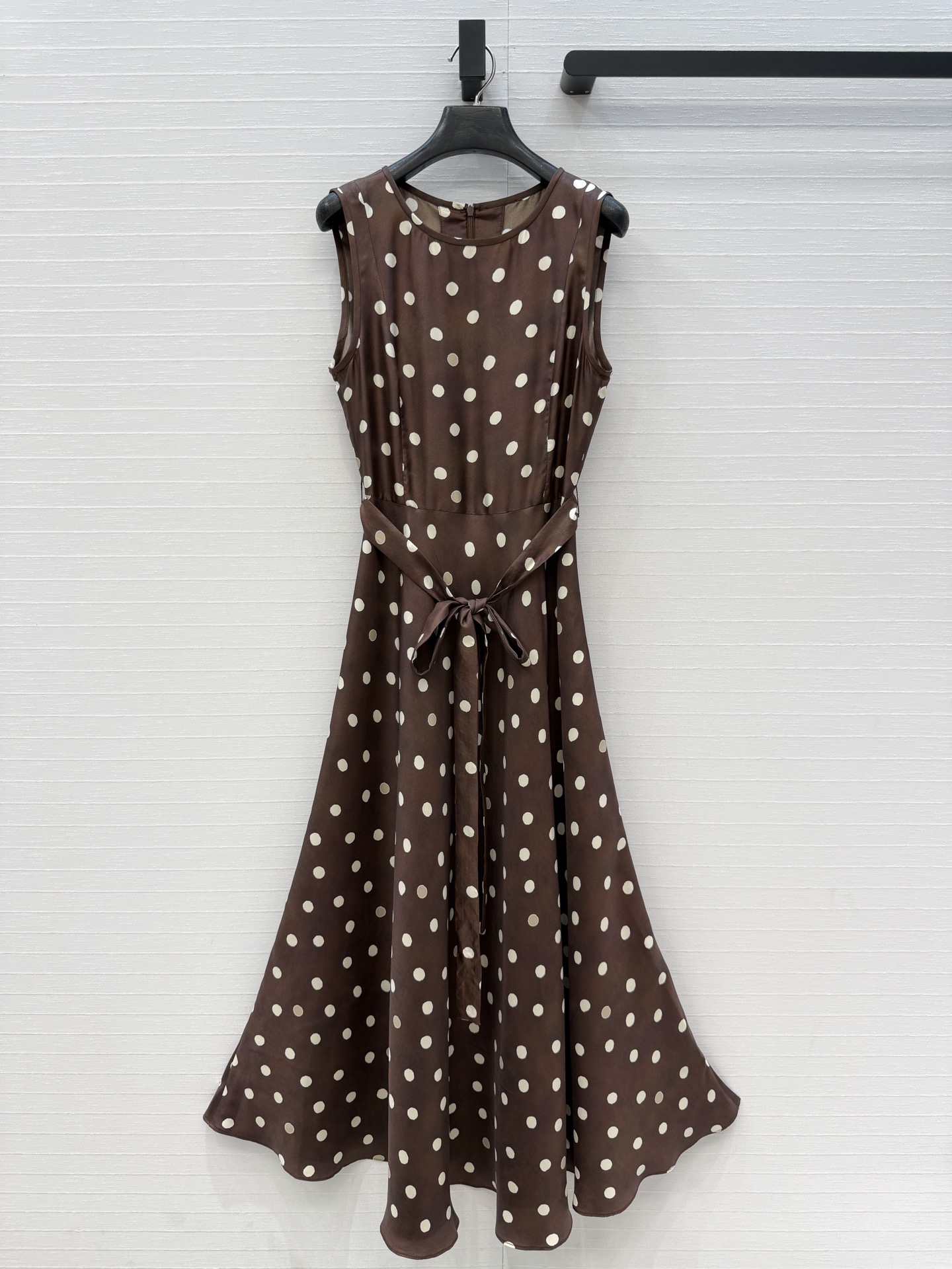 NO:778711,Highly recommend Max*26 spring and summer series polka dot silk printed dress, dark brown background with milky white polka dots, retro and eye-catching!  The sleeveless design is refreshing and neat, and the belt of the same color around the waist outlines the waistline, modifying the figure and showing off the temperament. The skirt is irregularly cut, giving a sense of agility when walking, and full of French romantic atmosphere. Four sizes in one color, S size, bust 84, waist 68, skirt length 137..., Maxmara-clothing, skirts, real silk,19860909强烈推荐Max*26春夏系列波点真丝印花连衣裙,深棕底色配奶白波点复古又耐看！无袖设计清爽利落,腰间同色系腰带勾勒腰线,修饰身形超显气质.裙摆不规则剪裁,走路自带灵动感,法式浪漫氛围感拉满.一色四码,S码,胸围84,腰围68,裙长137..,麦丝玛拉-服装,skirts,real silk,,Women's clothing