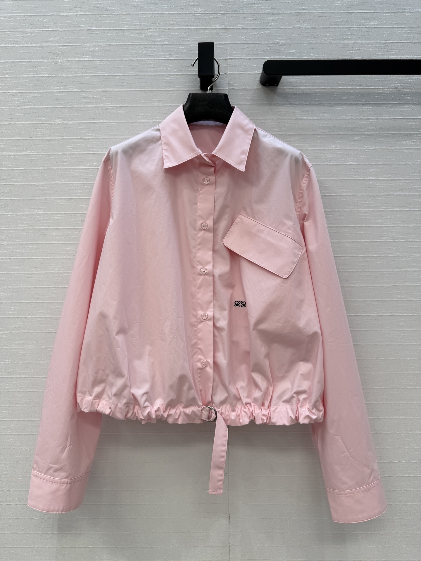 NO:778688,Highly recommended original order quality!  Lw's smart and fashionable outfit!  Designer shirt jacket!  Modern and fashionable shirred hem design!  Easily create a short silhouette, the classic loose fit is versatile and fashionable!  Breast pocket + new logo embroidery is super recognizable. Lightweight poplin fabric, comfortable and breathable to wear. Customized hardware accessories, four colors and 3 sizes, ready to grab the big order!  Size S, dropped shoulders 43, bust 120, length 55..., Loewe-clothing, loewe, jackets & coats, shirts,19860909爆单推荐原单品质！Lw高智感时髦精穿搭！设计感衬衫外套！摩登时髦抽褶下摆设计！轻松打造短款廓形,经典宽松版型不挑人百搭又时髦！胸前口袋+全新logo刺绣超有辨识度.轻盈府绸面料,穿着舒适透气.定制五金配件 四色3码,现货开抢 大单子甩过来！S码,落肩43,胸围120,衣长55..,罗意威-服装,loewe,jackets & coats,shirts,,Women's clothing