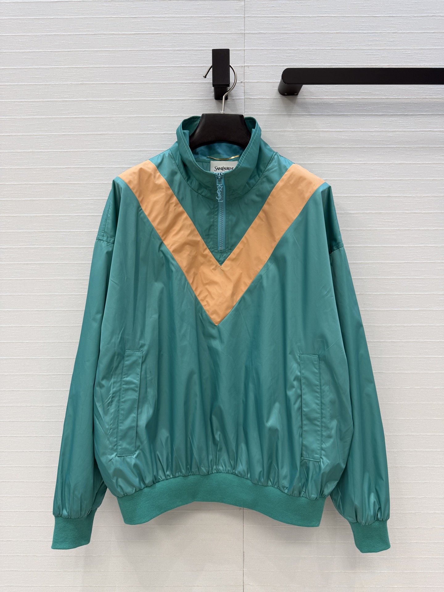 NO:778683,I highly recommend YSL’s new spring color-blocked sweatshirt. This season’s Apricot style is a must-have!  The bold contrasting color design is super eye-catching and stress-free for daily wear. The half-zip loose fit is not unsightly, and the elasticated cuffs and hem are casual and sporty, refreshing and energetic. Thin nylon fabric comes in three sizes of one color, size S, dropped shoulders, bust 124, length 62..., saint laurent-clothing, saint laurent, saint laurent, hoodie, sweatshirts,19860909强烈推荐YSL春季新品拼色冲锋卫衣,这一季的阿普瑞风怎么也有要拥有一件！大胆撞色设计超吸睛日常穿搭无压力.半拉链式宽松版型不挑人,袖口和下摆松紧收口版型休闲运动,清新活力,轻薄尼龙面料一色三码,S码,落肩,胸围124,衣长62..,圣罗兰-服装,saint laurent,saint laurent,hoodie,sweatshirts,,Women's clothing