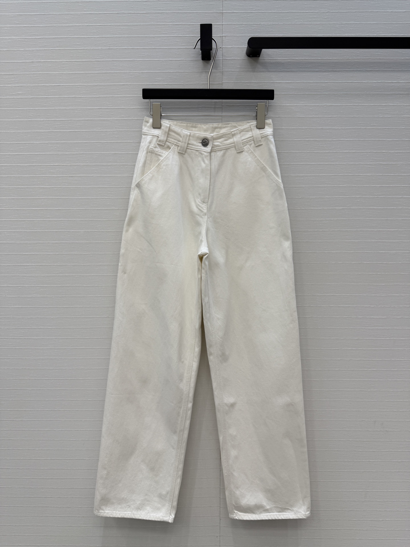 NO:778937,Hot sale recommendation: Coco Girls’ 26p spring and summer new product, Jennie’s same style jeans!  Bai Fumei must be included in the stacking artifact!  Customized heavy-duty three-dimensional double-C work pockets, retro enzyme washing process. Classic straight-leg pants with a great proportion of upper body and leg length!  Sweet and cool celebrity style with fashionable items, nostalgic enzyme washed denim fabric!  The workmanship quality depends on the details. Two colors, 3 sizes, 36 sizes. Waist 68, hip 90, pants length 107..., Chanel-clothing, chanel, jeans,19860909爆单推荐coco女孩26p春夏新品,jennie同款牛仔裤！白富美必入叠搭神器！定制重工立体双C工装口袋,复古酵素洗水工艺.经典直筒裤型上身腿长比例超赞！甜酷名媛风搭配时髦单品,怀旧酵素洗水牛仔面料！做工品质看细节.两色3码.36码.腰围68,臀围90,裤长107..,香奈儿-服装,chanel,jeans,,Women's clothing